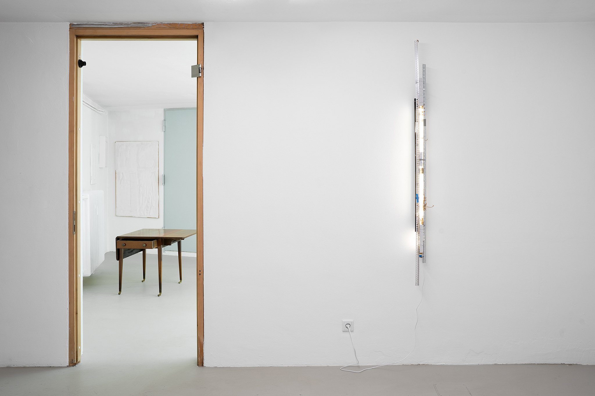 Daniel Stubenvoll - Interim Lamp, 2025 + Tisch (Hund) (mit Architekturgeschichte 2), 2025