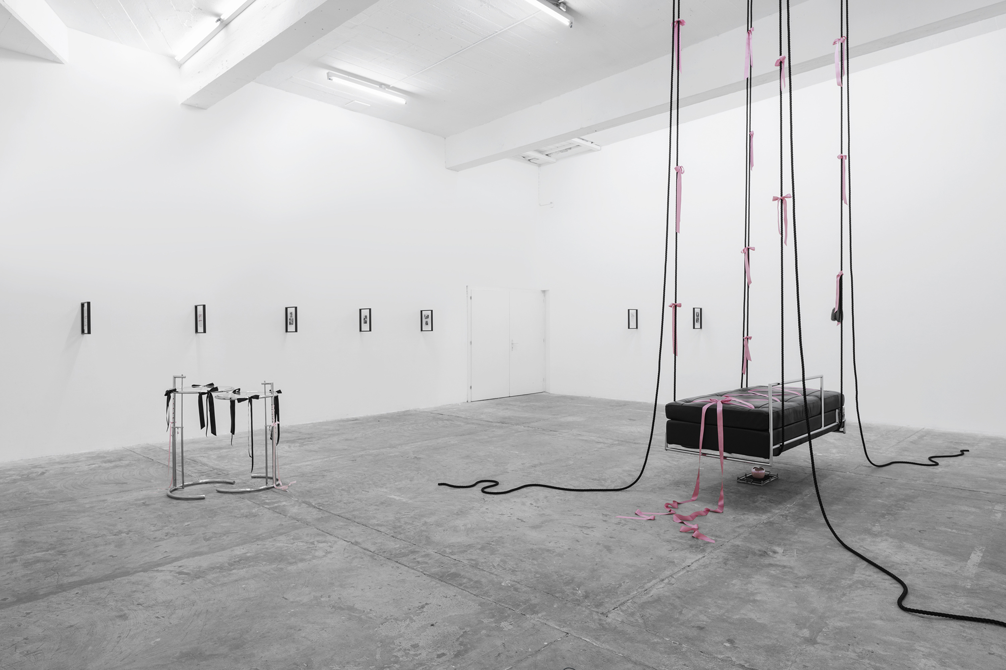 Lauryn Youden, à lire avec les trois cigarettes oubliées, 2025; Lauryn Youden, Hey Nana, if you and I were lovers, would we have been able to fill the emptiness by holding each other?, 2025; Lauryn Youden, siège d'amour (Edward VII), 2025