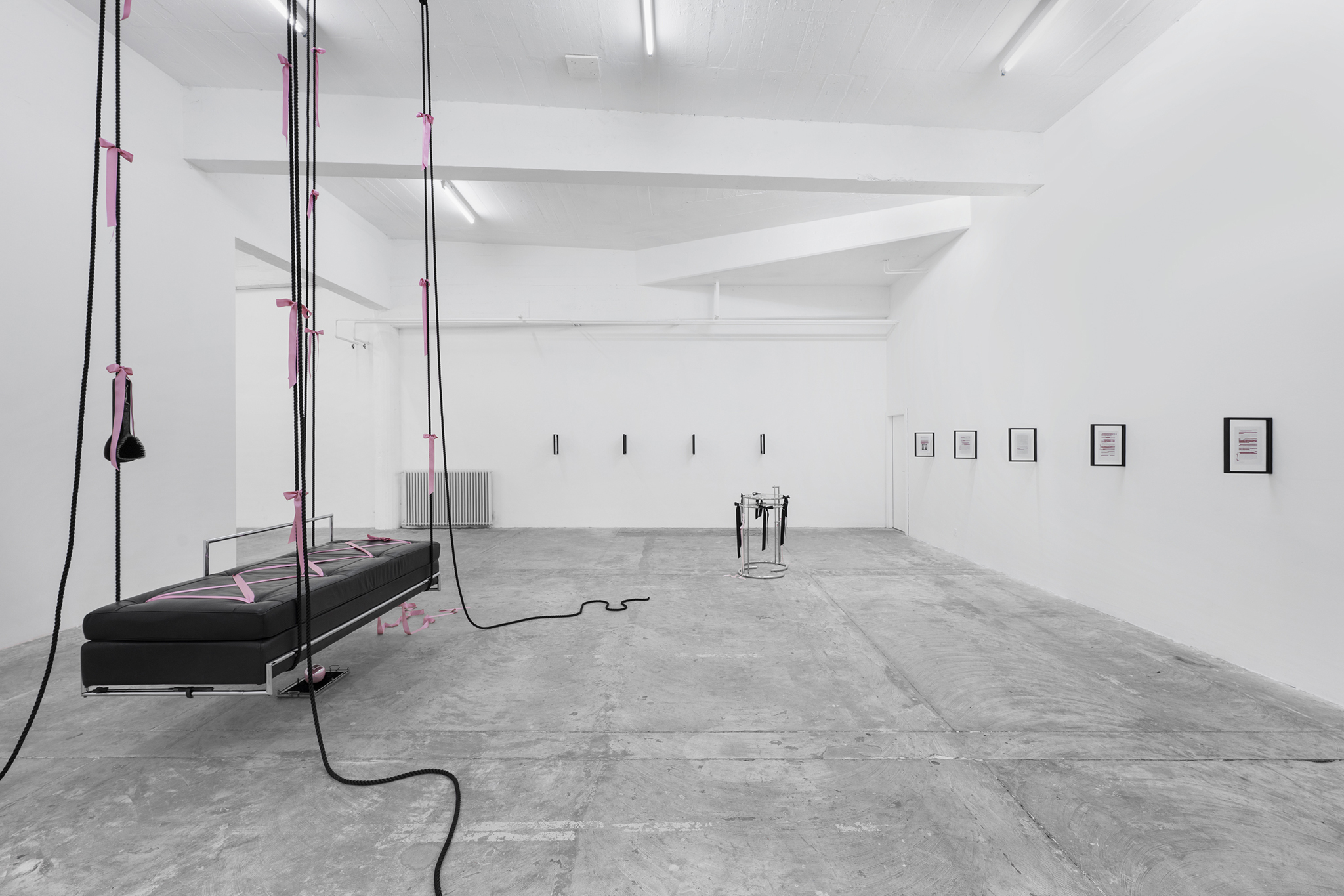 Lauryn Youden, siège d'amour (Edward VII), 2025; Lauryn Youden, à lire avec les trois cigarettes oubliées, 2025; Lauryn Youden, Hey Nana, if you and I were lovers, would we have been able to fill the emptiness by holding each other?, 2025