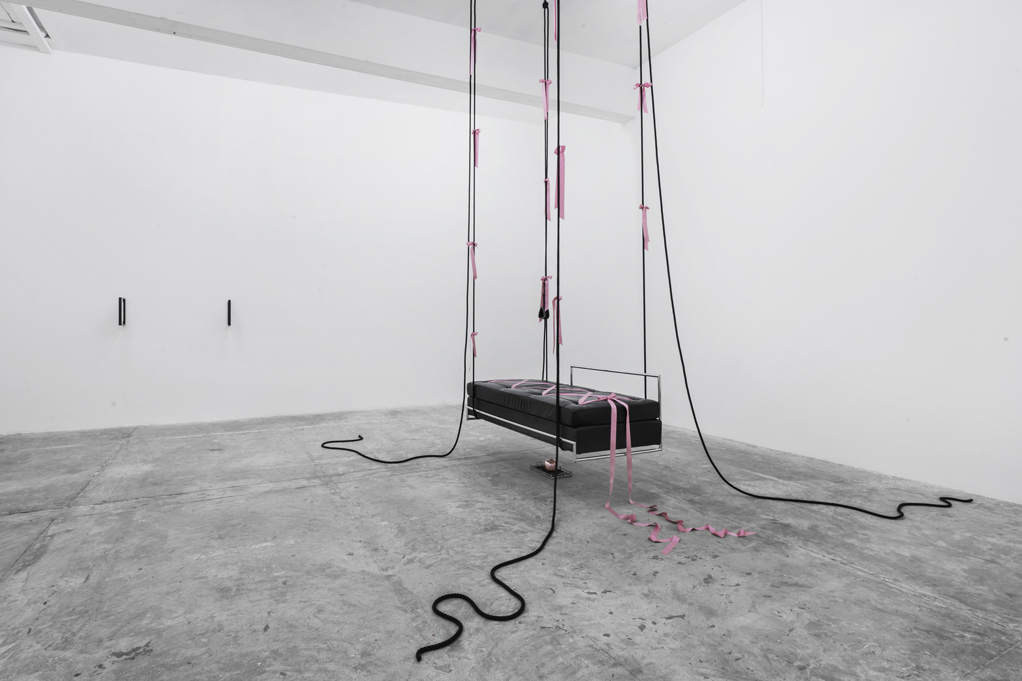 Lauryn Youden, à lire avec les trois cigarettes oubliées, 2025; Lauryn Youden, siège d'amour (Edward VII), 2025