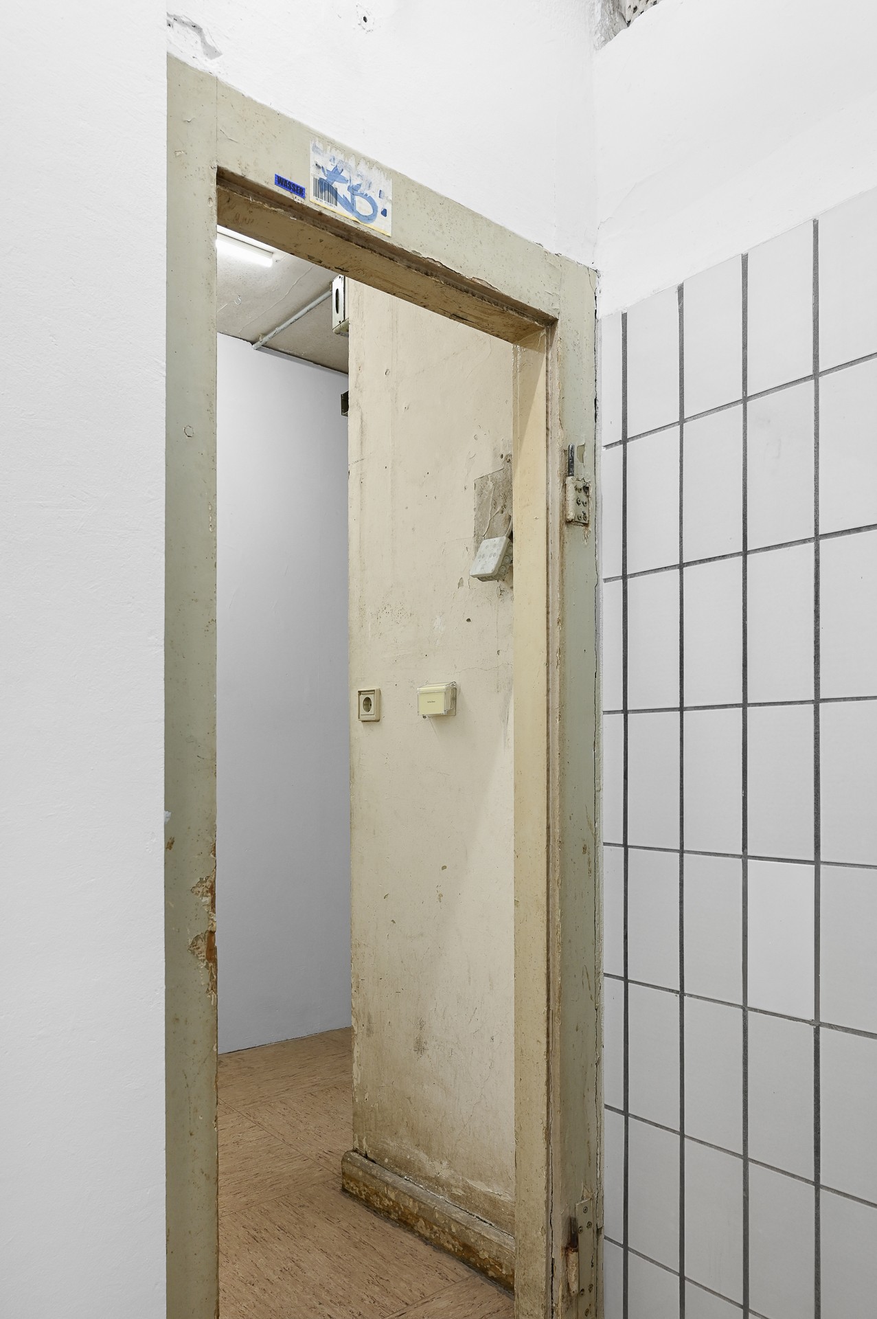 Jason Hirata, "Refried Beans" (installation view), 2025, Jason Hirata, "Vergeltung" at Kaiserwache, Freiburg im Breisgau, 2025. Courtesy: the Artist and Kaiserwache. Photo: Stefan Lux