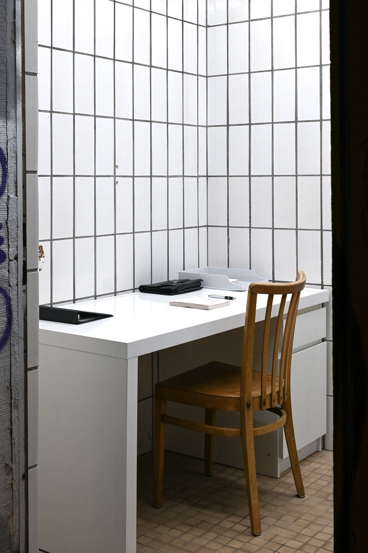 Jason Hirata, "Vergeltungs-Rechnung (reverse invoice)," 2025, Jason Hirata, "Vergeltung" at Kaiserwache, Freiburg im Breisgau, 2025. Courtesy: the Artist and Kaiserwache. Photo: Stefan Lux