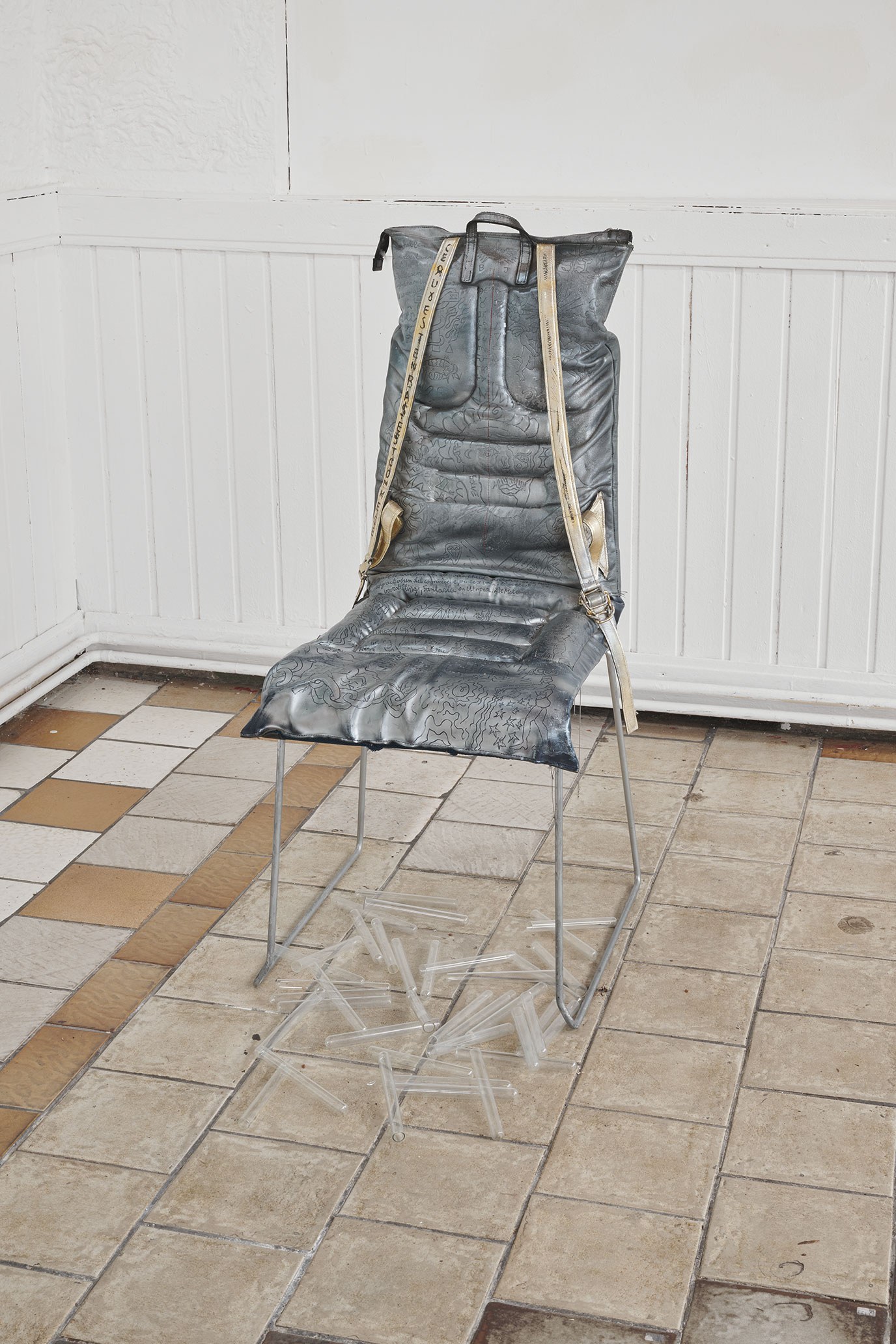 Yannick Jadoul, Le chemin, 2021, leather, steel, glass bulb, 100 × 50 × 45 cm