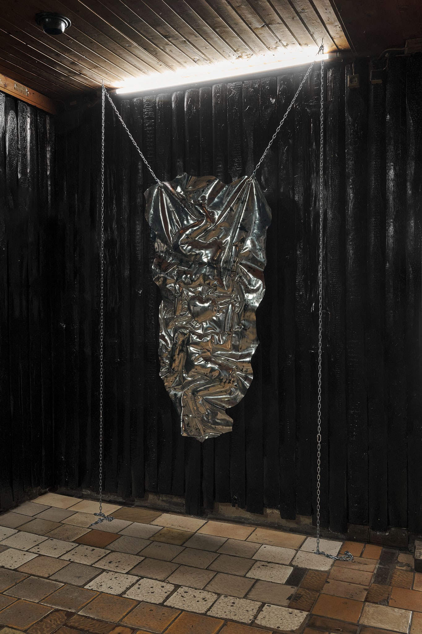 Yannick Jadoul, Hermes deux, 2020, leather and chains, 270 × 132 cm