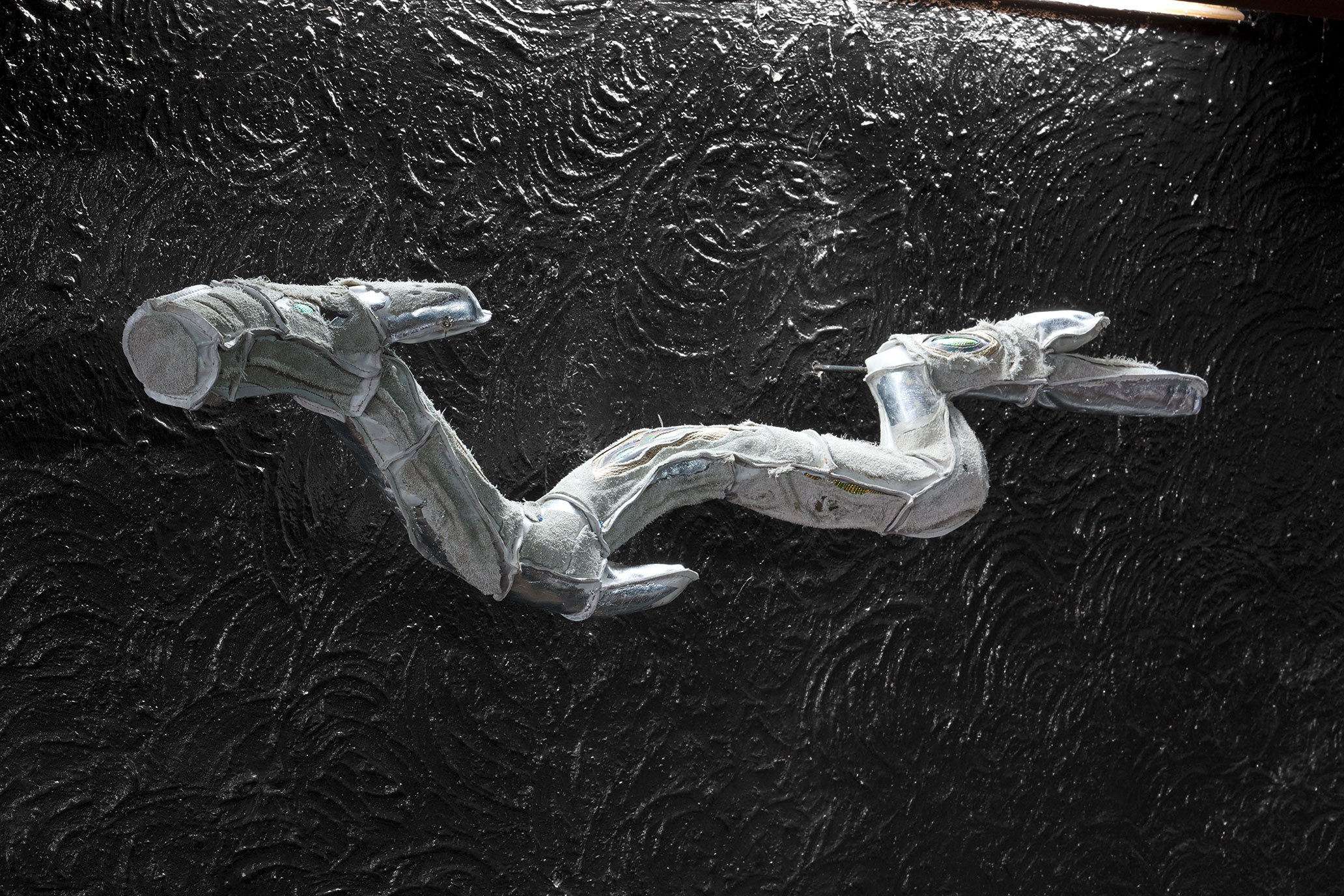 Yannick Jadoul, Le bâton magic deux, 2024, leather and metal, 108 × 25 × 20 cm