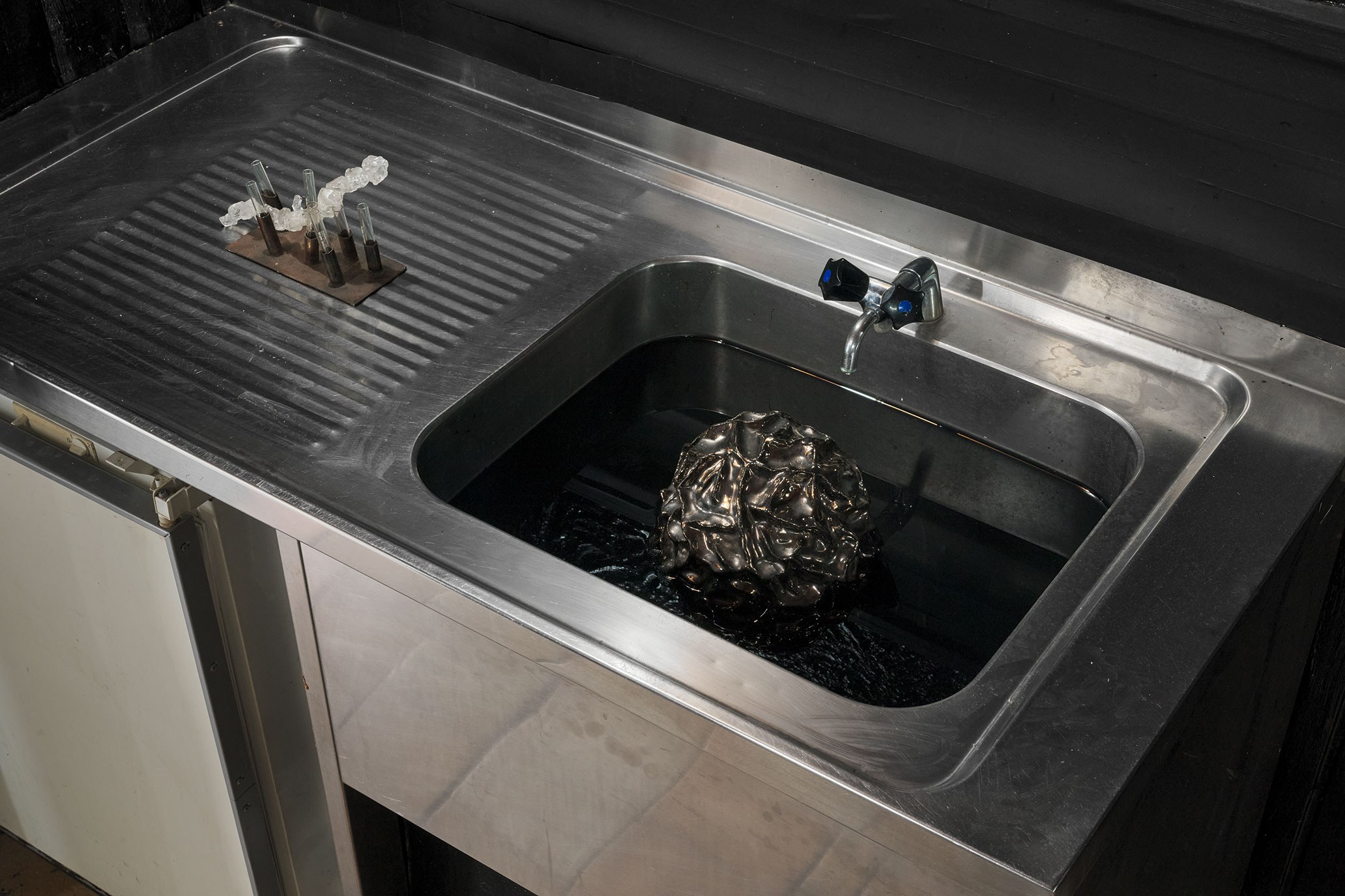 Yannick Jadoul, Laboratoire, 2023, ceramics, ink, glass, metal, 130 × 58 × 90 cm