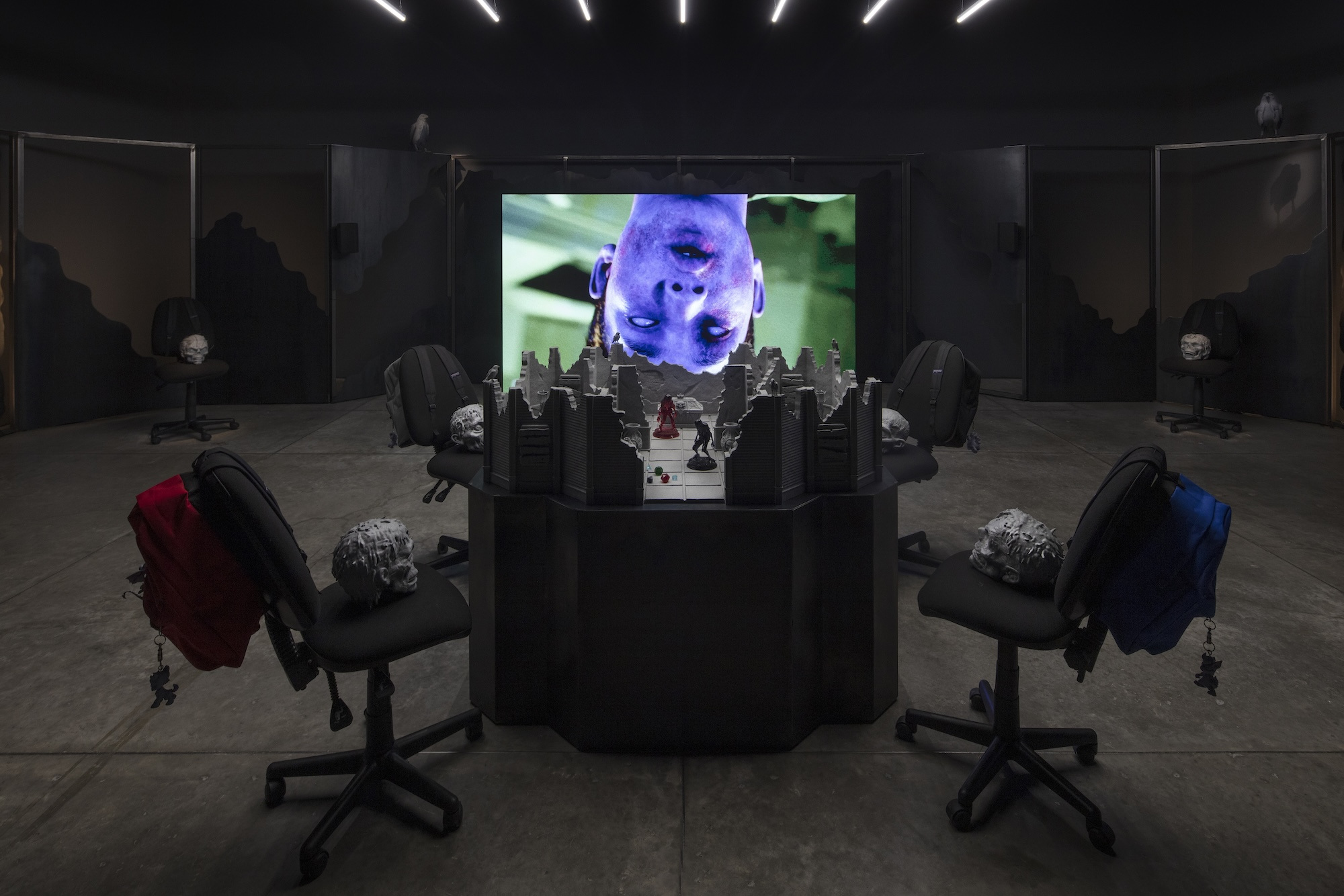 Cadáver fantasma [Spectral corpse]. Installation view at the Museo Universitario Arte Contemporáneo, MUAC, Mexico City, 2025.