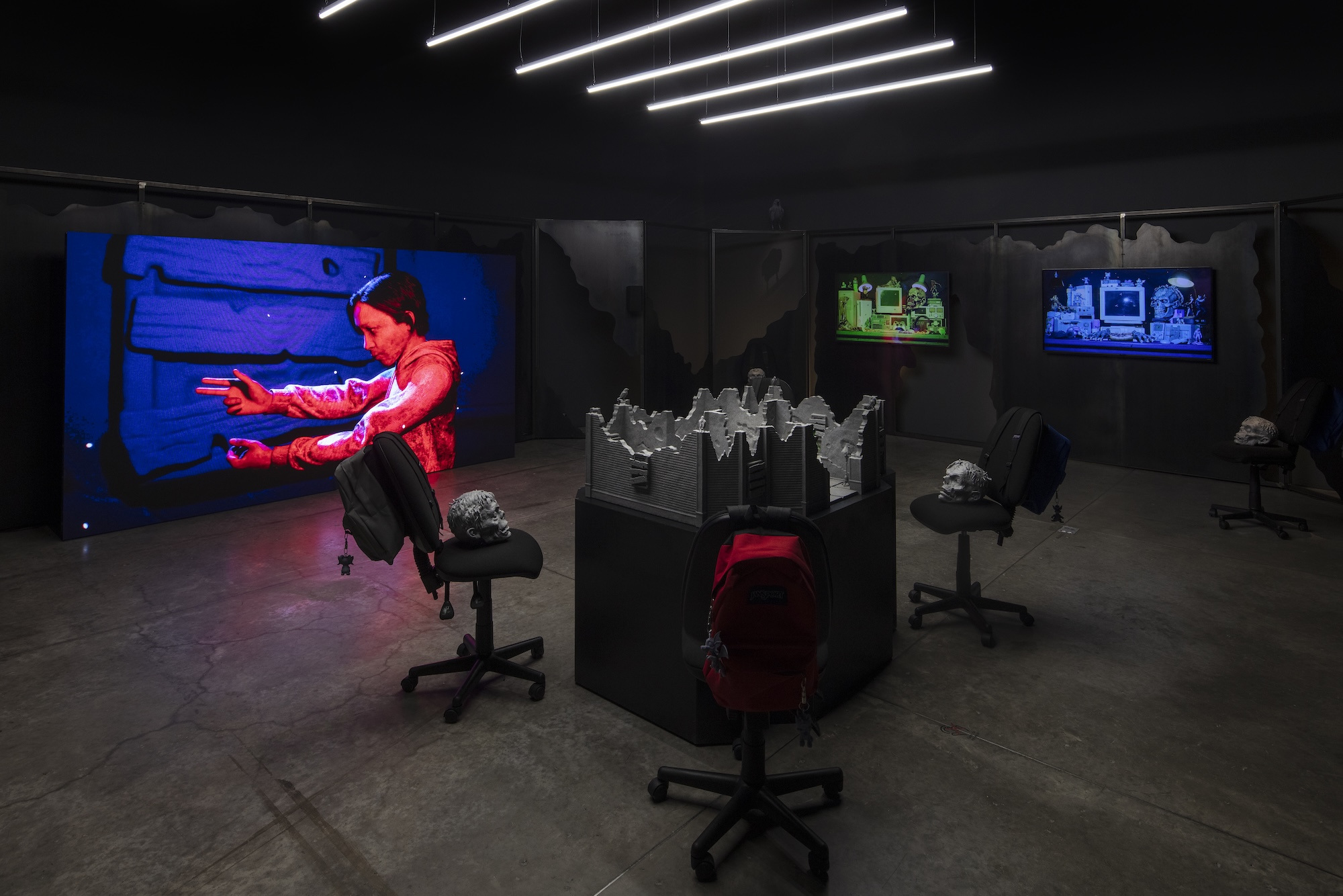 Cadáver fantasma [Spectral corpse]. Installation view at the Museo Universitario Arte Contemporáneo, MUAC, Mexico City, 2025.