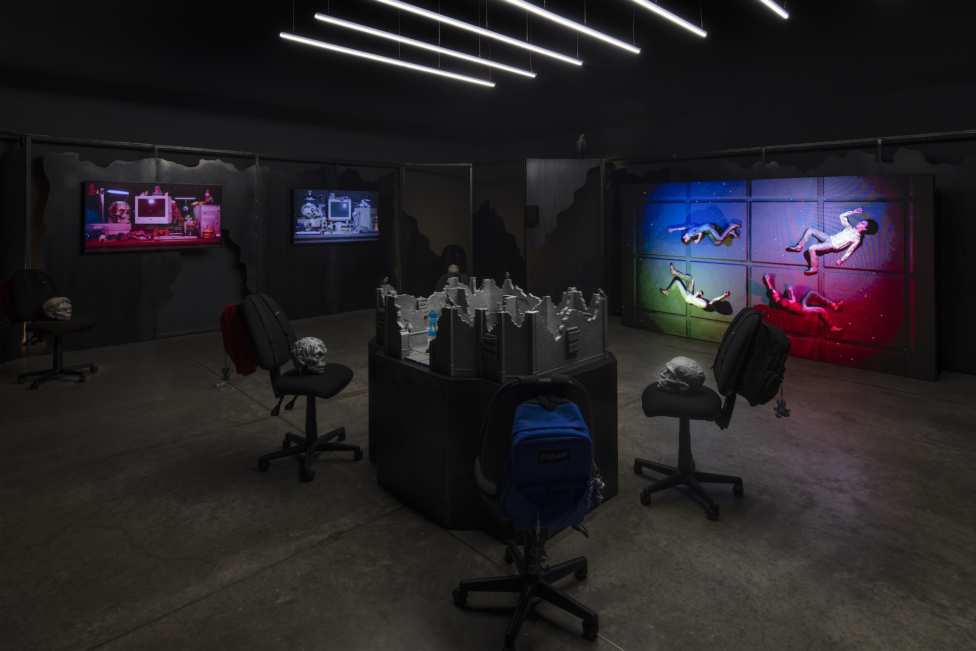 Cadáver fantasma [Spectral corpse]. Installation view at the Museo Universitario Arte Contemporáneo, MUAC, Mexico City, 2025.