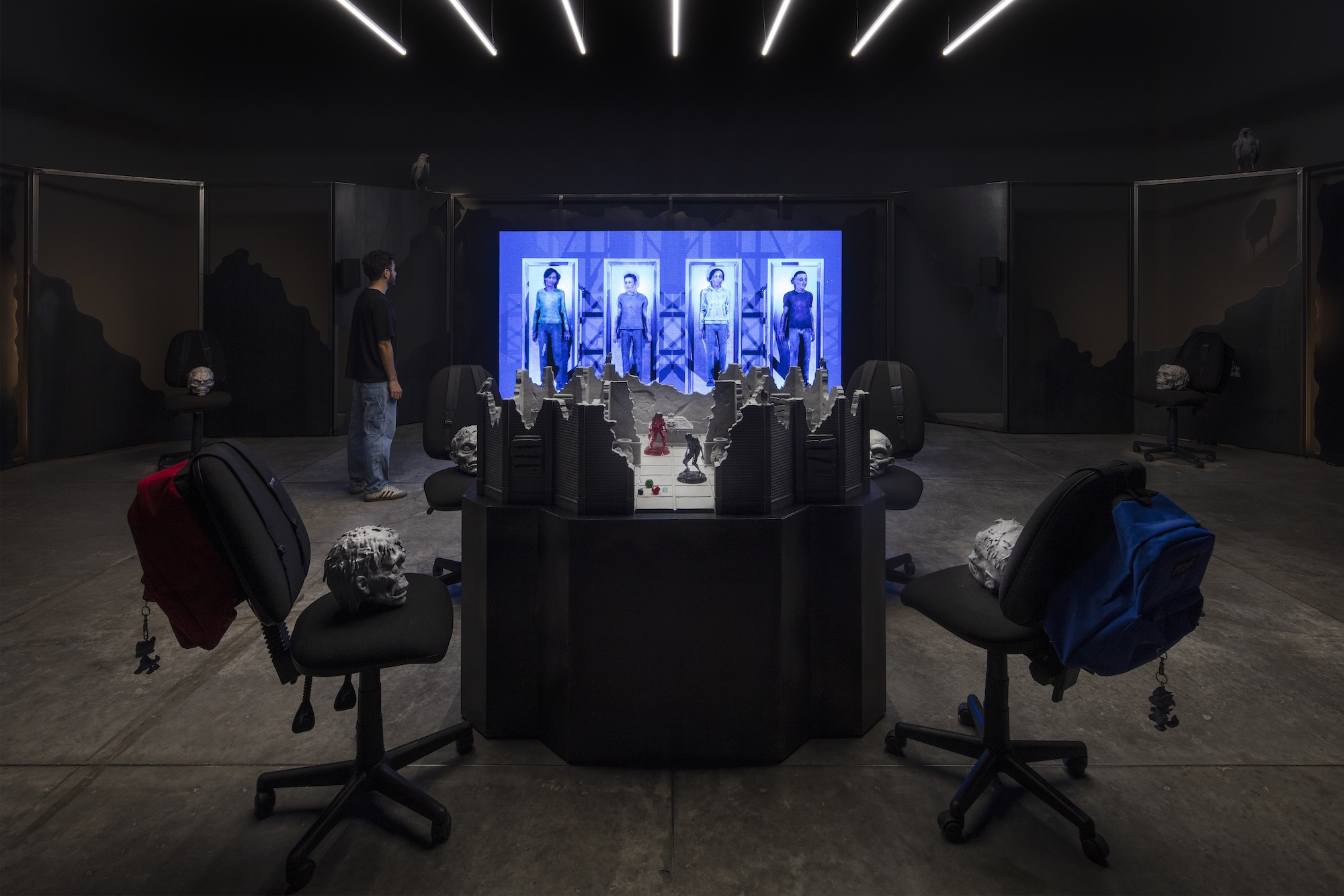 Cadáver fantasma [Spectral corpse]. Installation view at the Museo Universitario Arte Contemporáneo, MUAC, Mexico City, 2025.