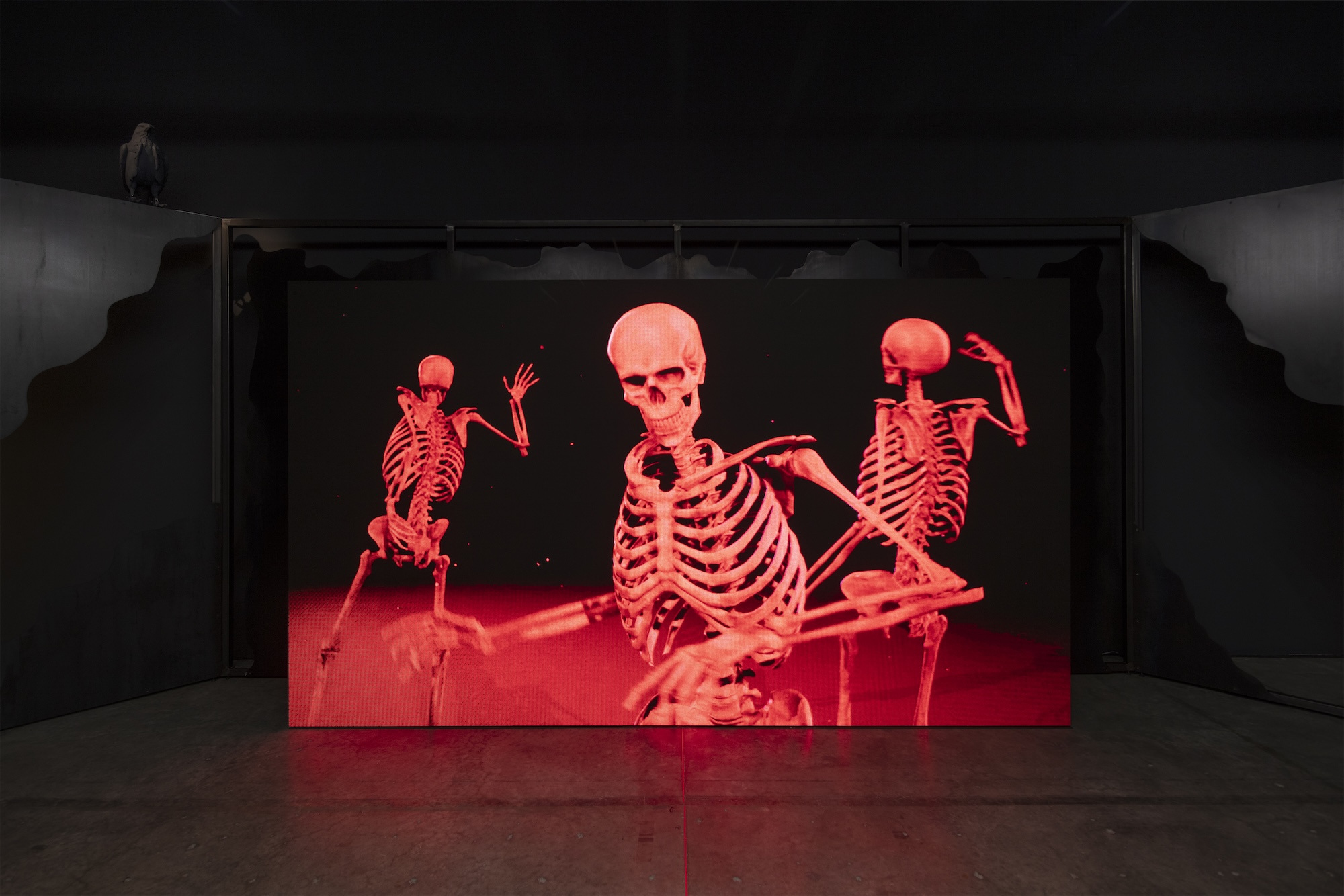 Cadáver fantasma [Spectral corpse]. Installation view at the Museo Universitario Arte Contemporáneo, MUAC, Mexico City, 2025.