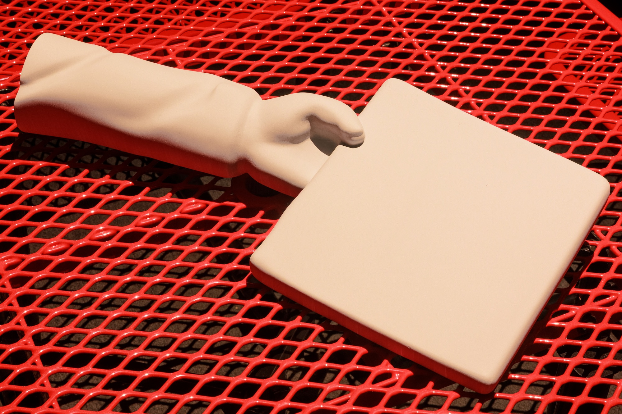 Me persigue tu sombra, 2025. Commercial door and tables, light box, PLA 3D prints, and digital animation. Detail.