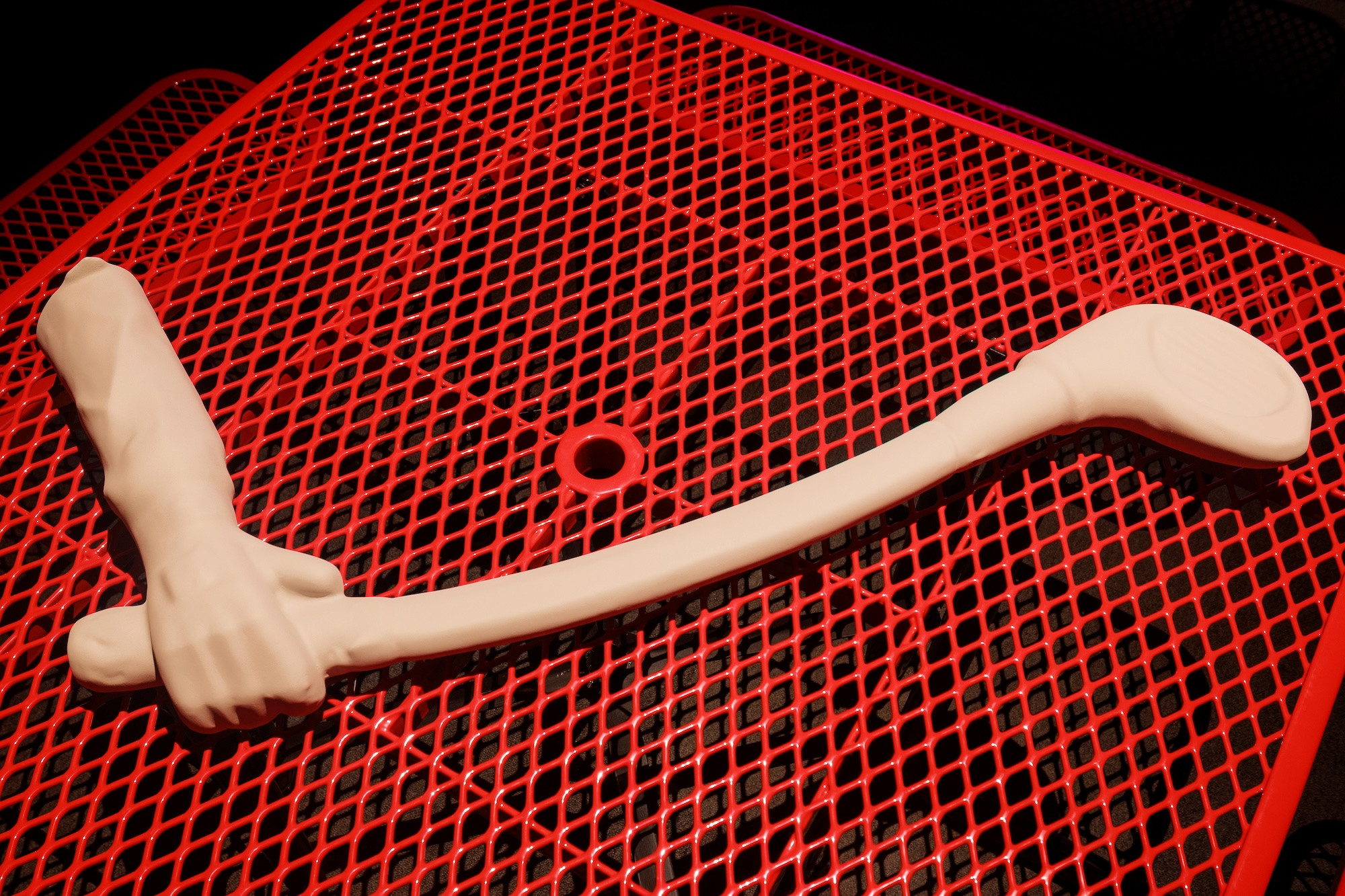 Me persigue tu sombra, 2025. Commercial door and tables, light box, PLA 3D prints, and digital animation. Detail.