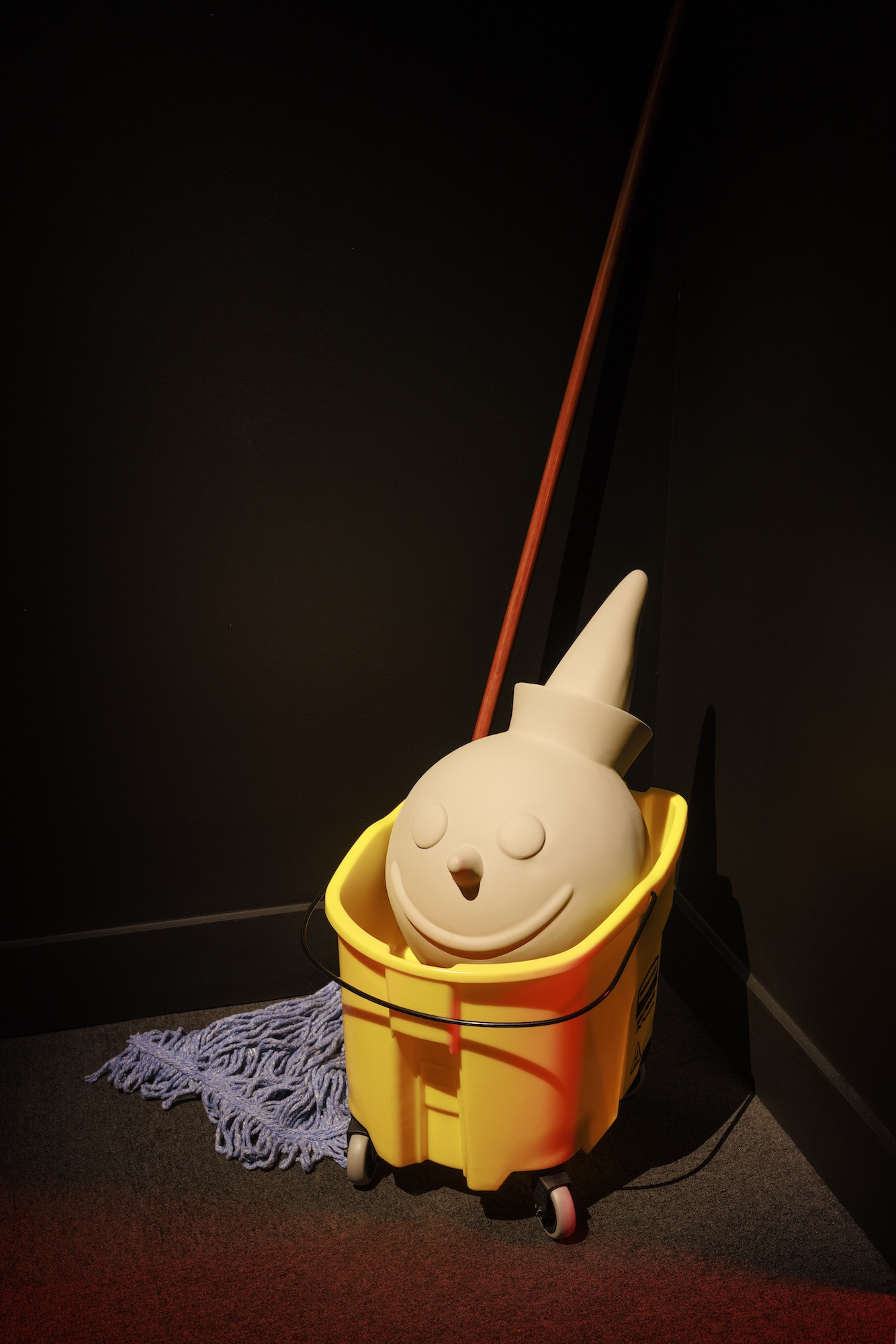 Me persigue tu sombra, 2025. Commercial door and tables, light box, PLA 3D prints, and digital animation. Detail.