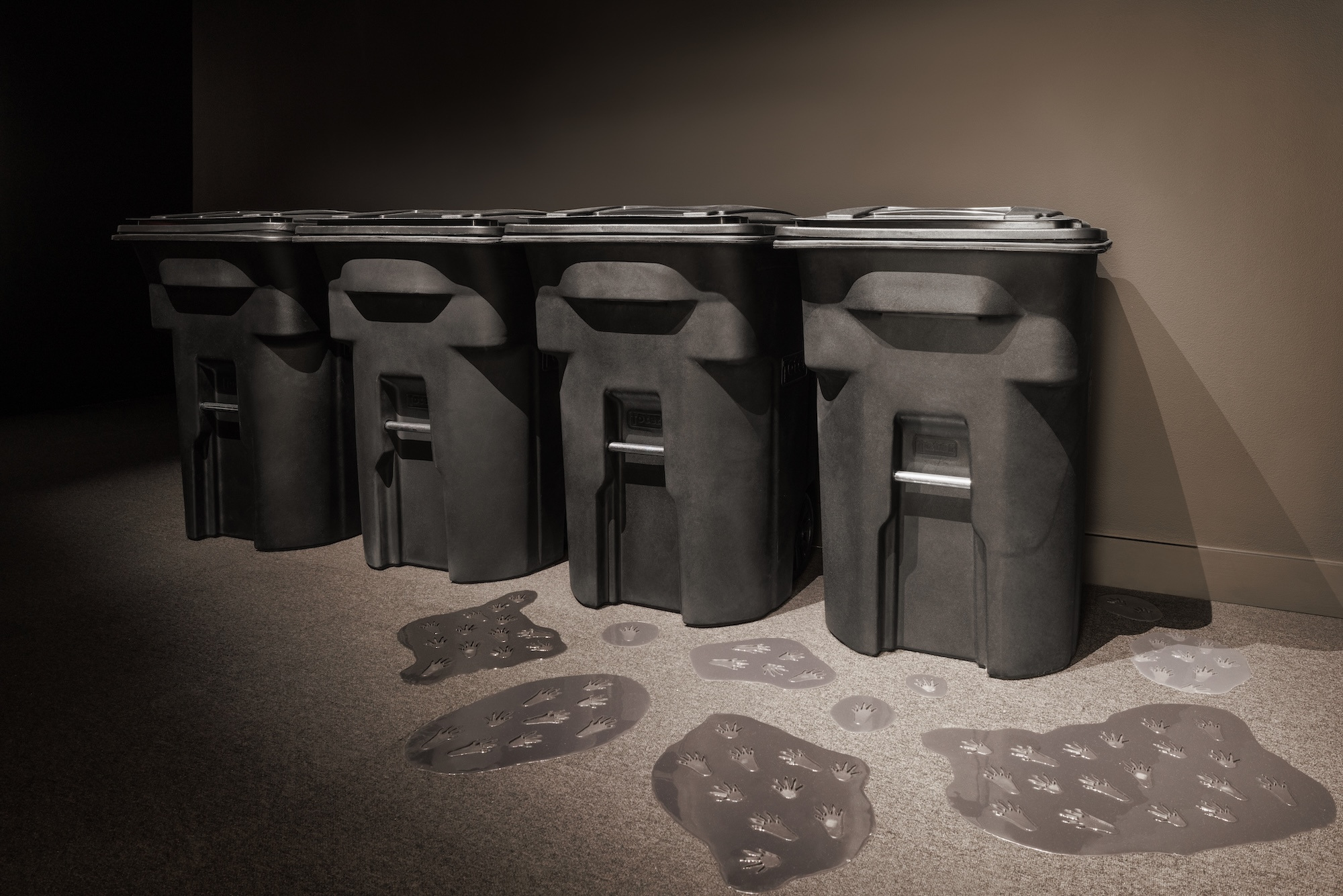 Me persigue tu sombra, 2025. Commercial door and tables, light box, PLA 3D prints, and digital animation.