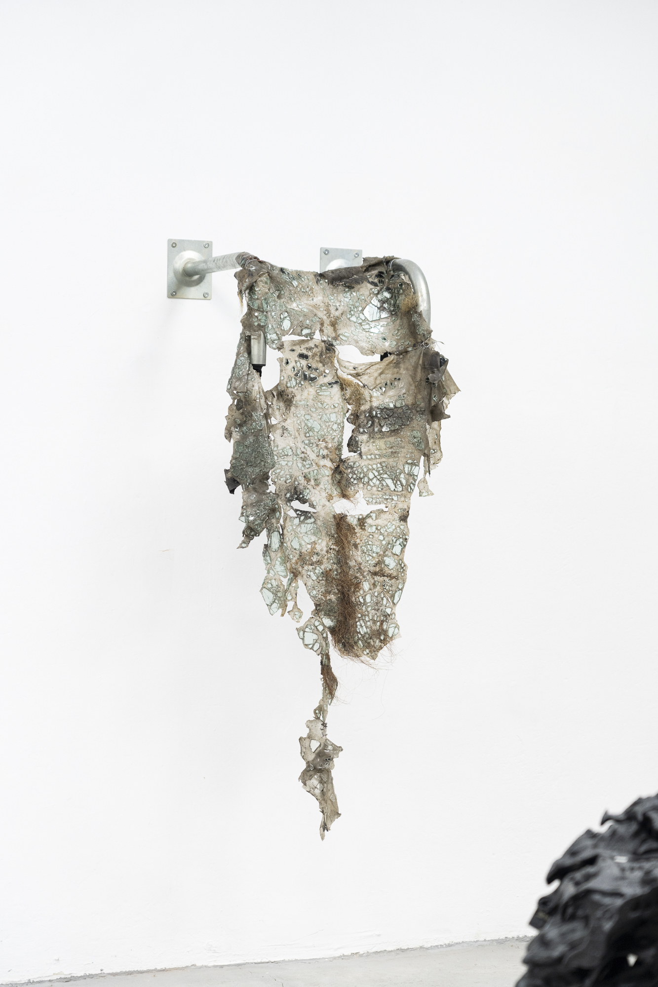 Marek Wodzisławski, Lamination, synthetic waste, glass, horsehair, silicone, 100x50x30 cm, 2024, photo Michał Maliński