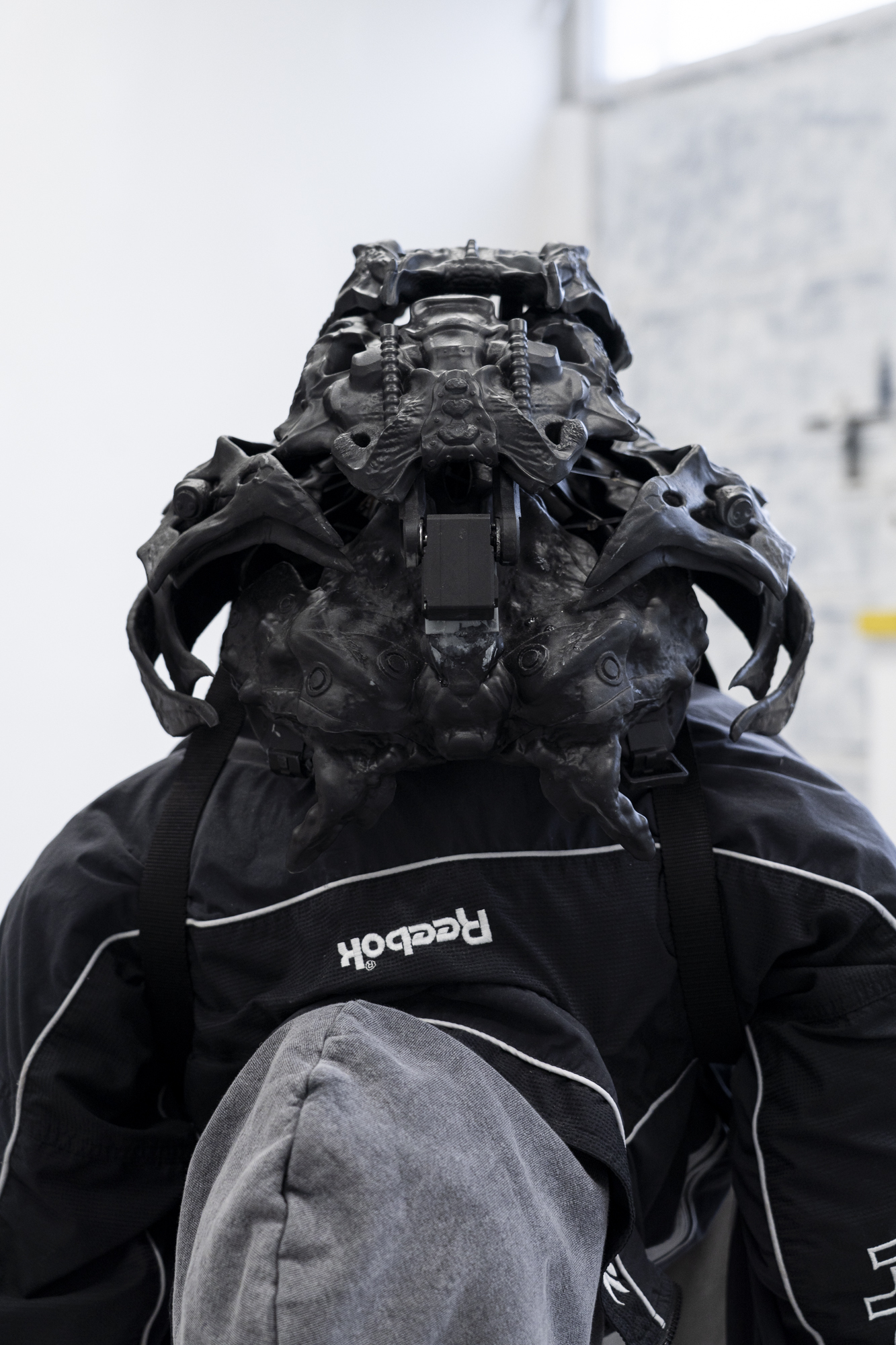 Piotr Stechura, Raceful Dead, 3D resin print, Raspberry Pi, 4xLD2410C FMCW radar, ST3215 servo, speaker, 54x29x34 cm, 2025, photo Michał Maliński