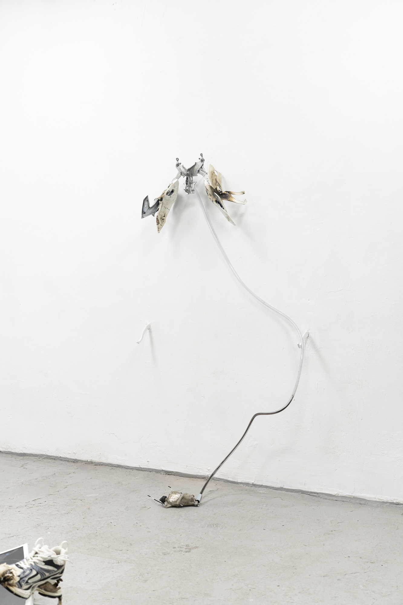 Piotr Stechura, L’Armour, object, metal and plastic, 38x69x20 cm, photo Michał Maliński