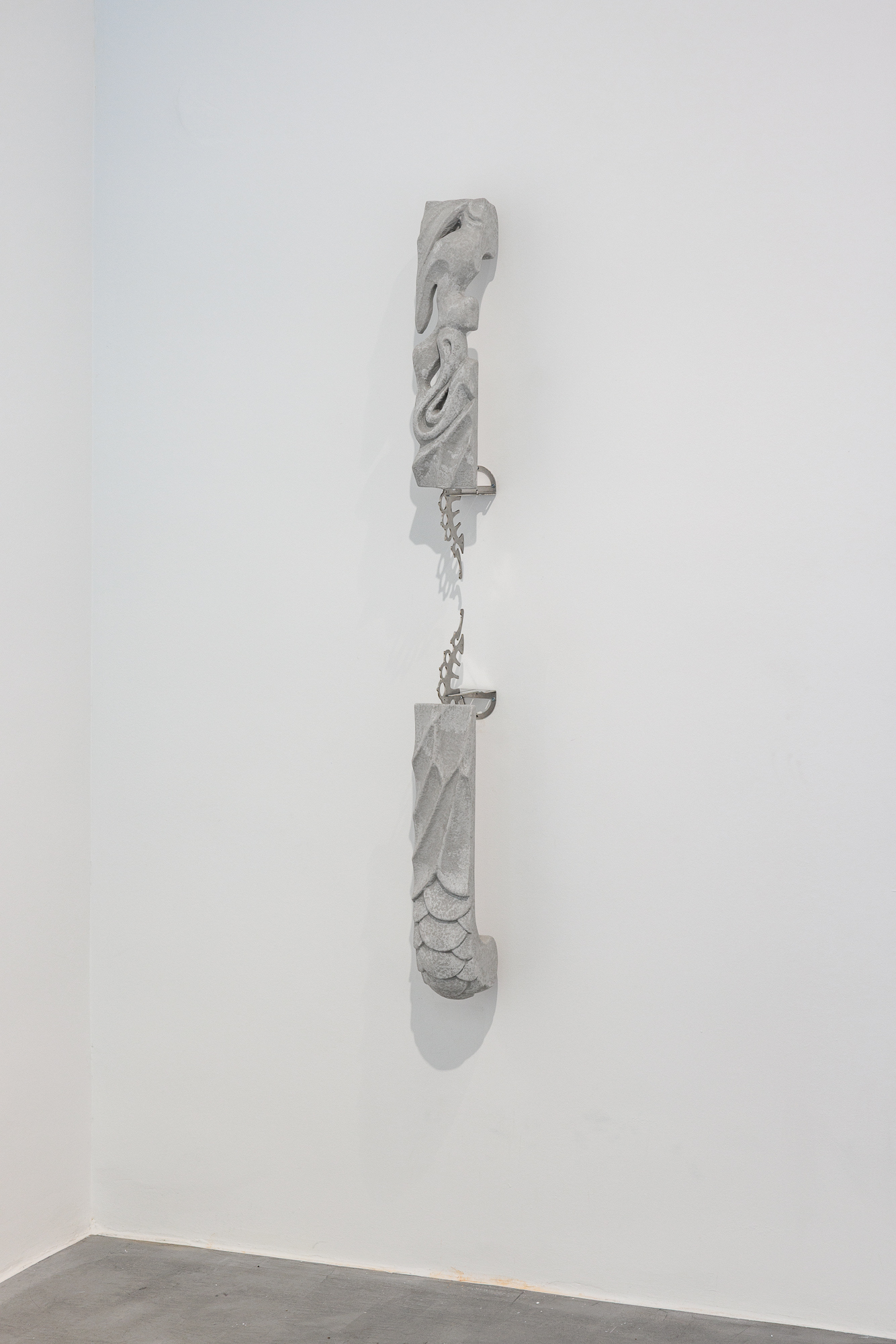 Paola Siri Renard, muters w, acrylic plaster, pigments, fiberglass, stainless steel, 160 x 13 x 20 cm, 2023