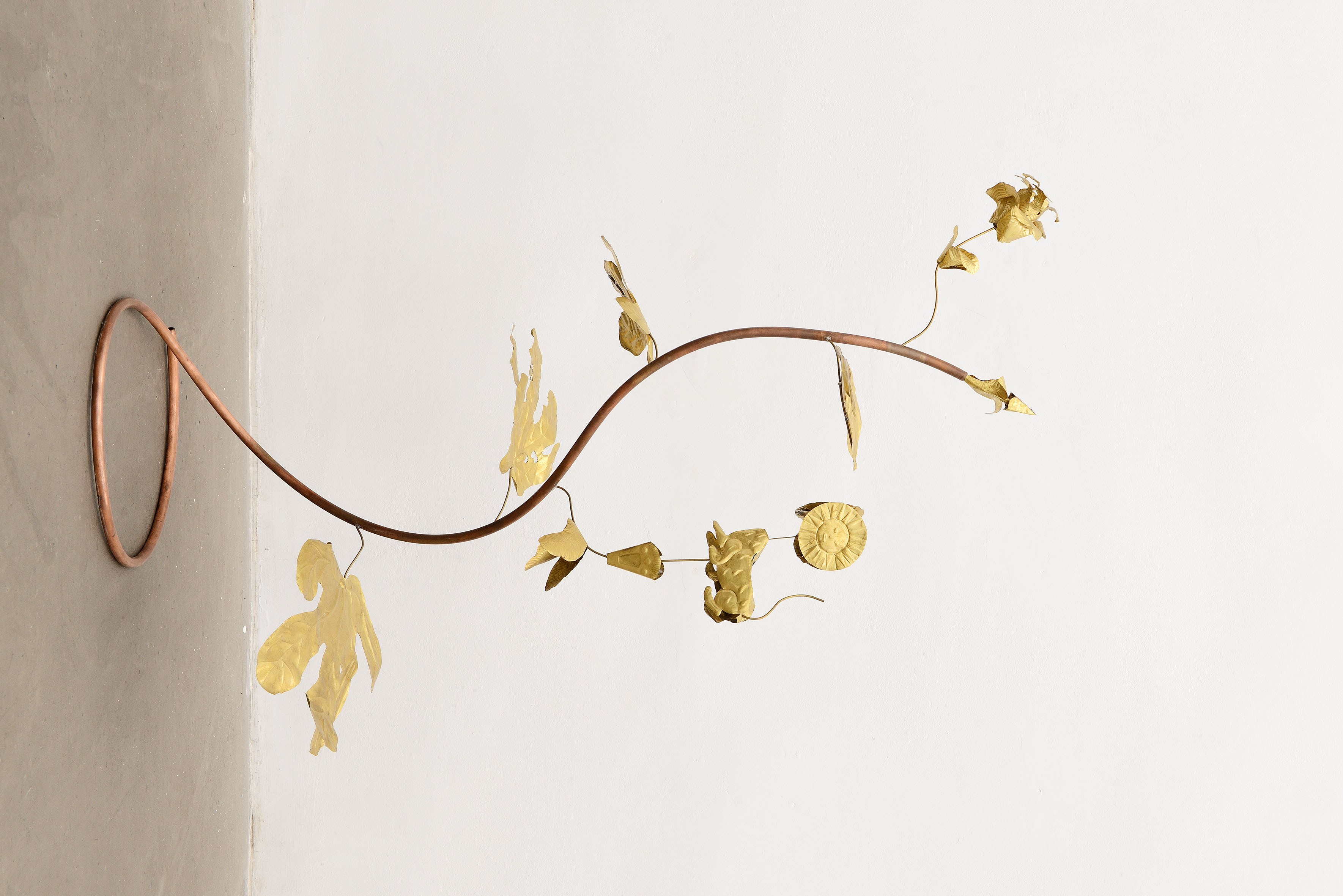 Blanca Gracia, Alumbré un tigre de sol, 2022, hand-embossed copper and brass plates and rods, lacquered and soldered with tin and silver, 50 x 40 x 90 cm. Photo by Roberto Apa. Courtesy of ADA, Rome.