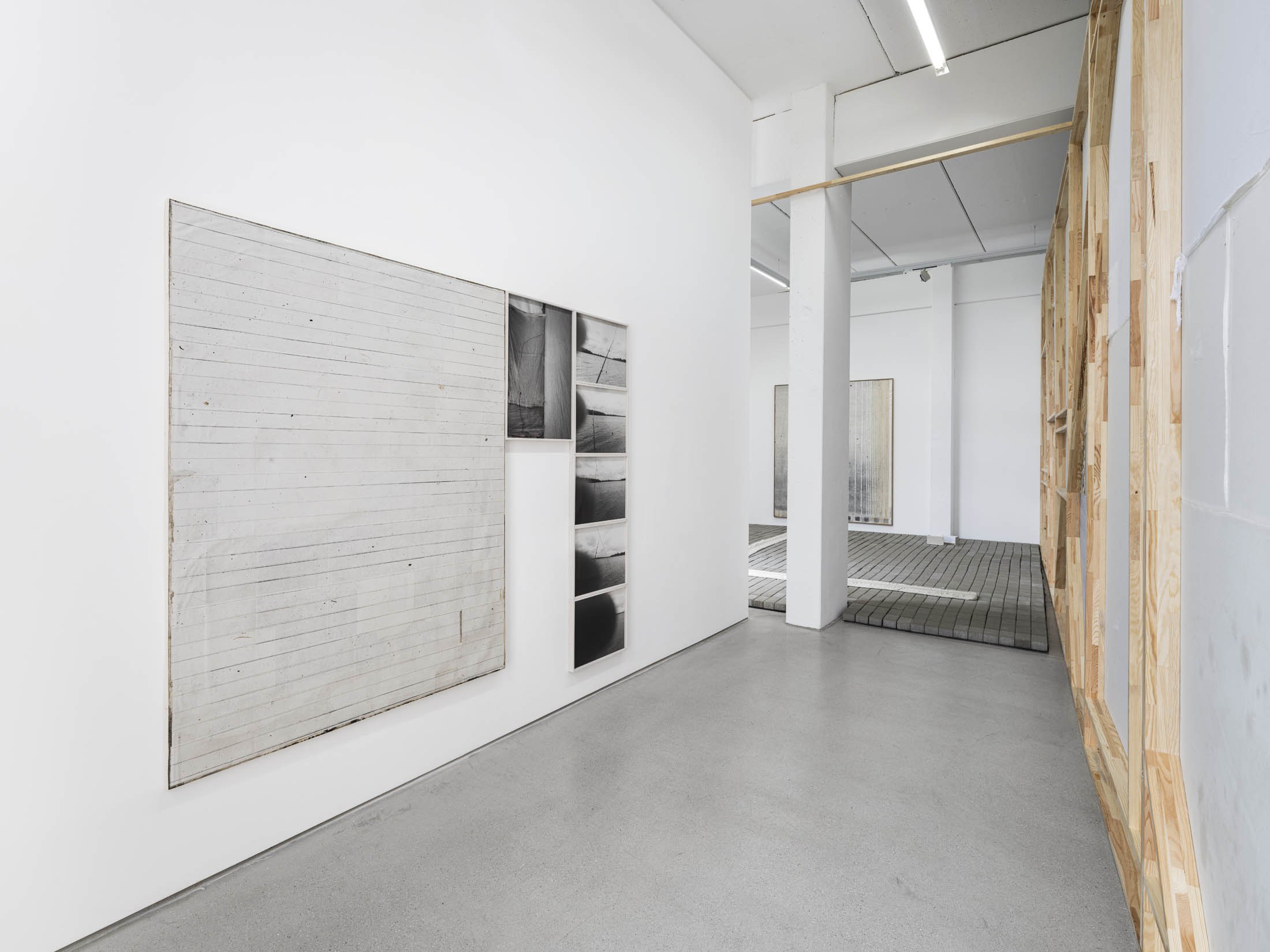 Ausstellungsansicht Simon Fujiwara – WHO’S ICONIC? PAINTINGS, DRAWINGS AND MAQUETTES FROM THE WHOSEUM OF WHO THE BAER,07. November 2025 – 15. Februar 2026, Fotos: dotgain.com