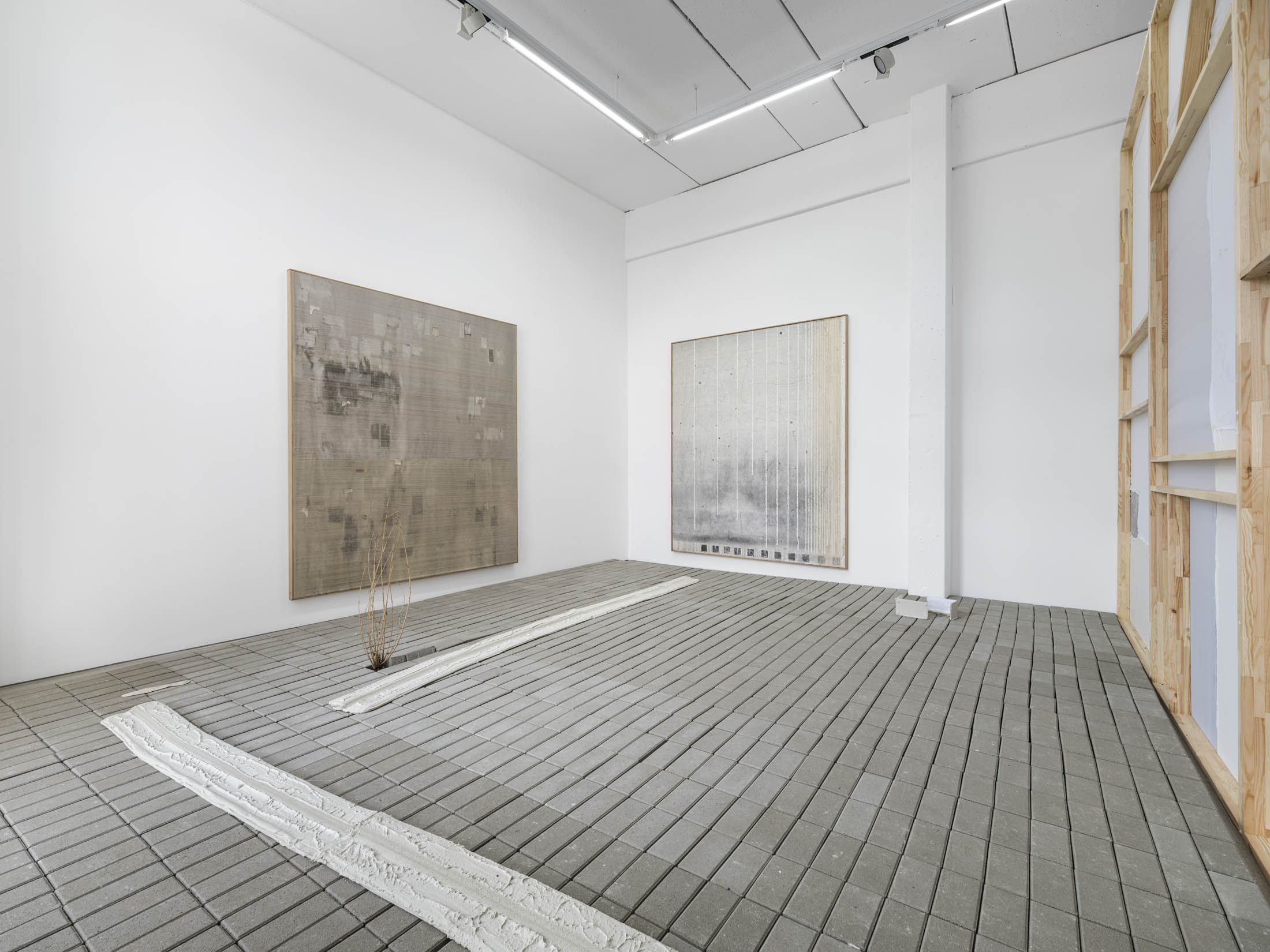 Ausstellungsansicht Simon Fujiwara – WHO’S ICONIC? PAINTINGS, DRAWINGS AND MAQUETTES FROM THE WHOSEUM OF WHO THE BAER,07. November 2025 – 15. Februar 2026, Fotos: dotgain.com