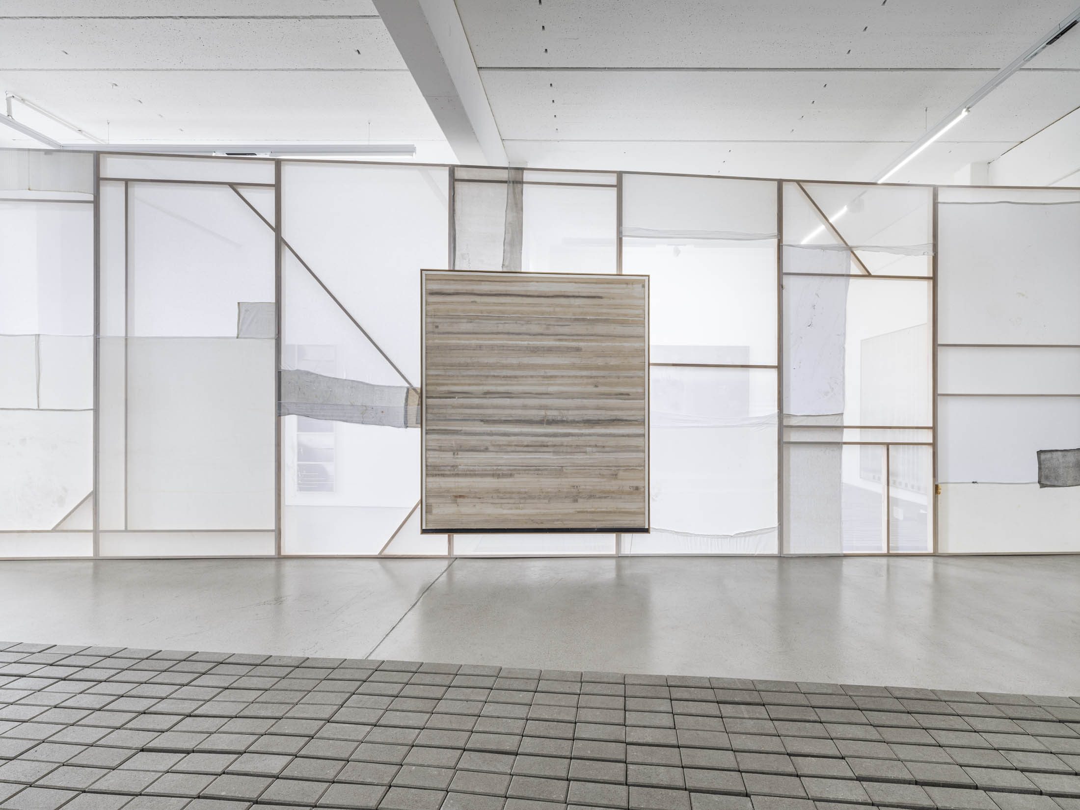 Ausstellungsansicht Simon Fujiwara – WHO’S ICONIC? PAINTINGS, DRAWINGS AND MAQUETTES FROM THE WHOSEUM OF WHO THE BAER,07. November 2025 – 15. Februar 2026, Fotos: dotgain.com