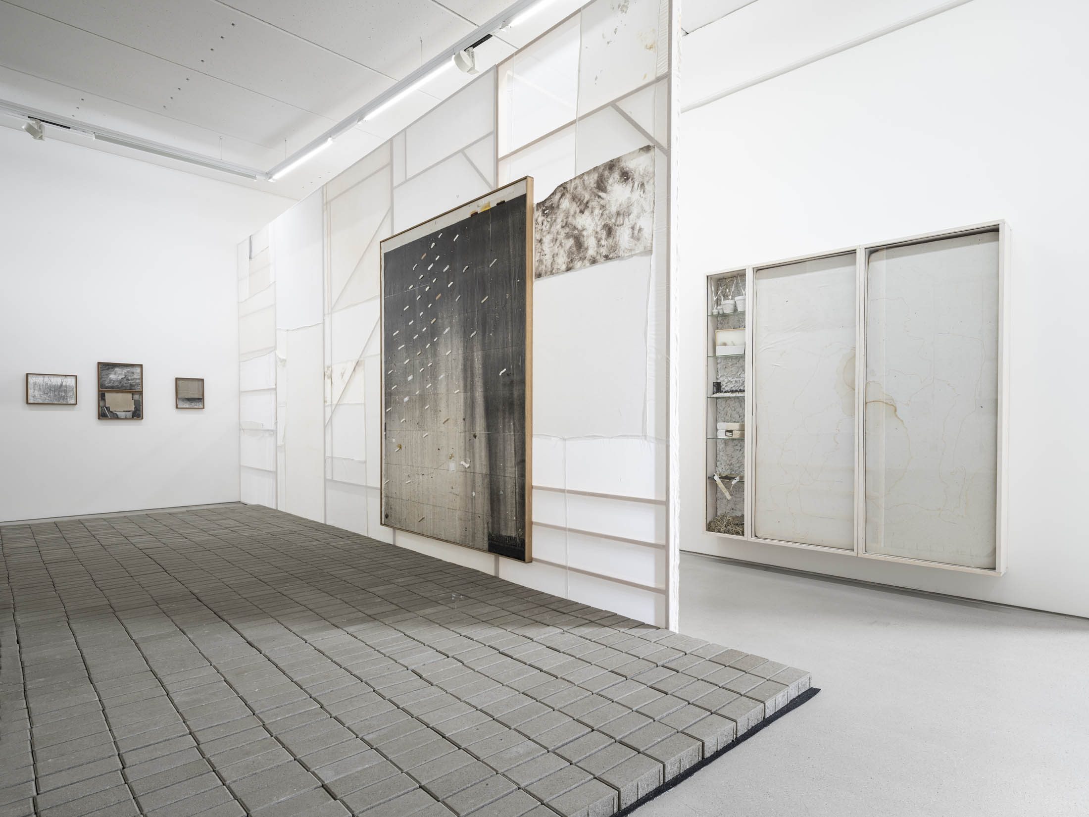 Ausstellungsansicht Simon Fujiwara – WHO’S ICONIC? PAINTINGS, DRAWINGS AND MAQUETTES FROM THE WHOSEUM OF WHO THE BAER,07. November 2025 – 15. Februar 2026, Fotos: dotgain.com