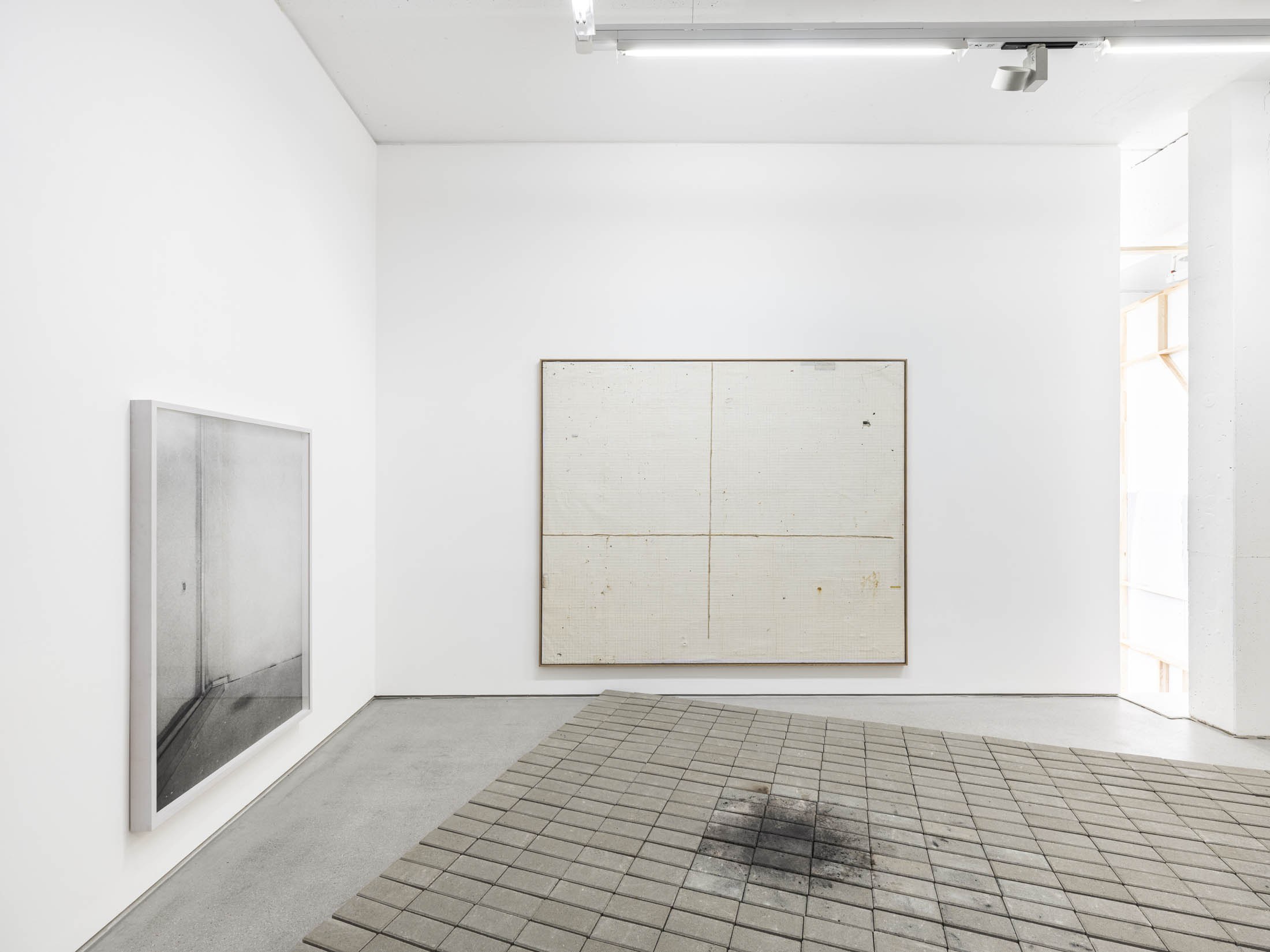 Ausstellungsansicht Simon Fujiwara – WHO’S ICONIC? PAINTINGS, DRAWINGS AND MAQUETTES FROM THE WHOSEUM OF WHO THE BAER,07. November 2025 – 15. Februar 2026, Fotos: dotgain.com