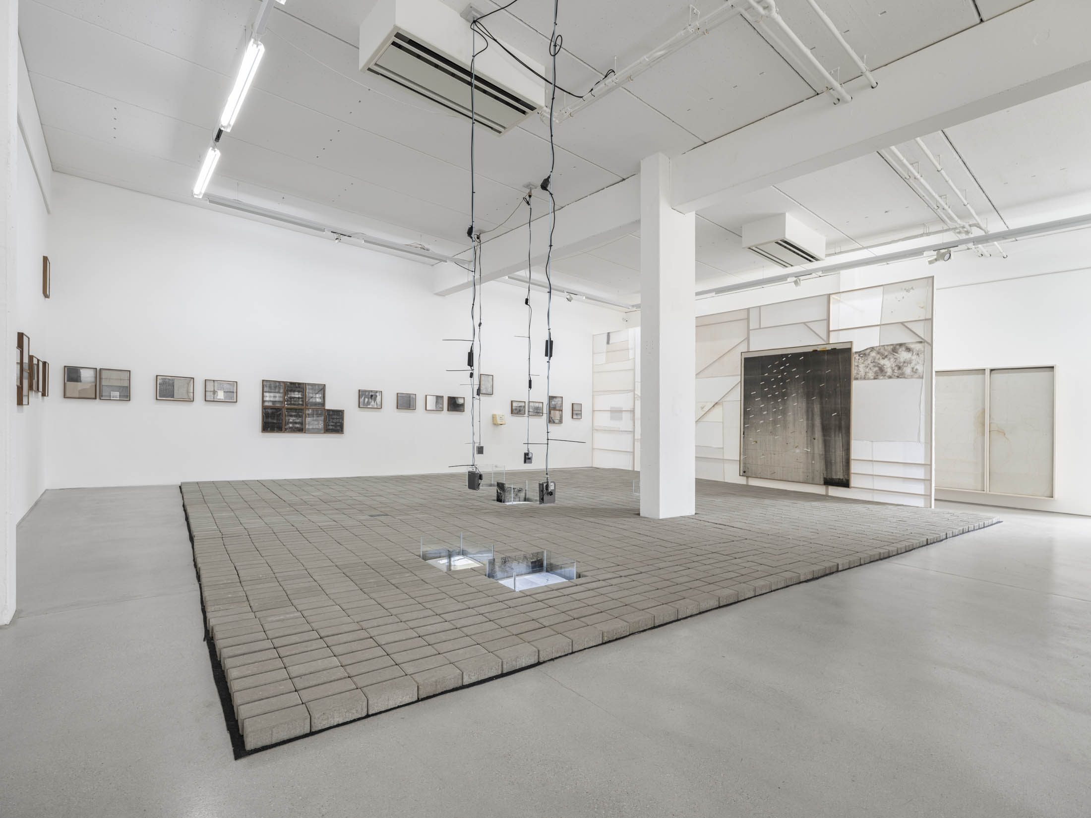 Ausstellungsansicht Simon Fujiwara – WHO’S ICONIC? PAINTINGS, DRAWINGS AND MAQUETTES FROM THE WHOSEUM OF WHO THE BAER,07. November 2025 – 15. Februar 2026, Fotos: dotgain.com