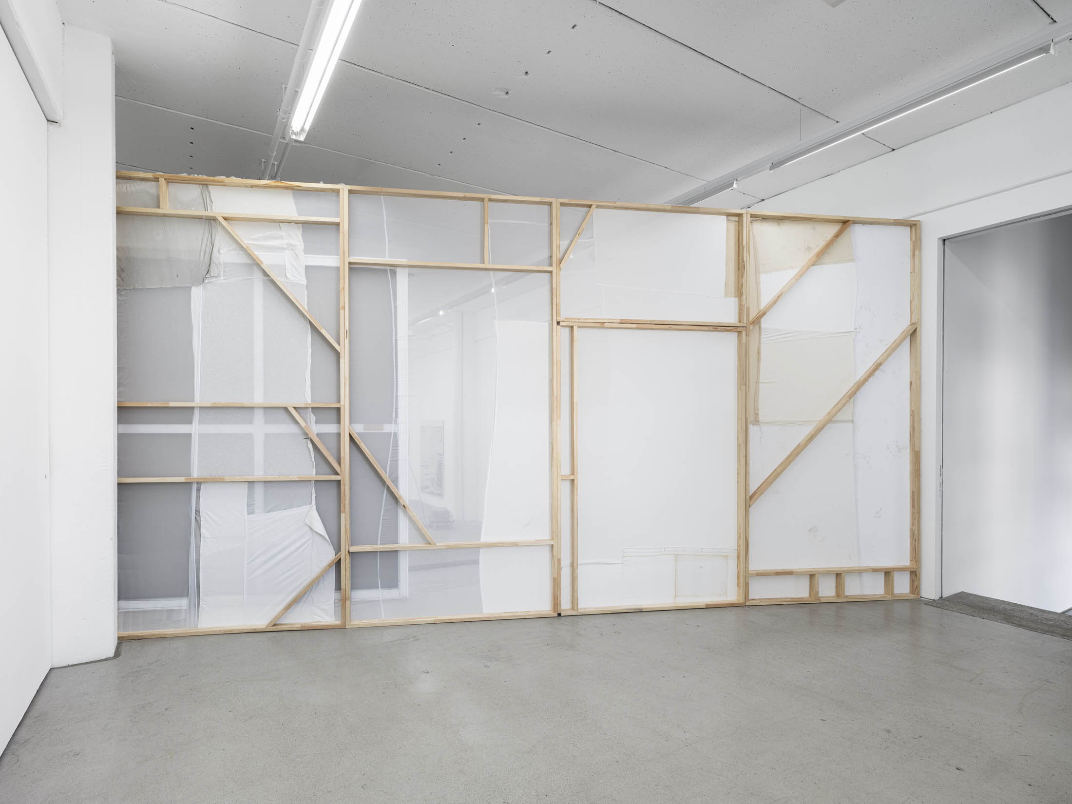 Ausstellungsansicht Simon Fujiwara – WHO’S ICONIC? PAINTINGS, DRAWINGS AND MAQUETTES FROM THE WHOSEUM OF WHO THE BAER,07. November 2025 – 15. Februar 2026, Fotos: dotgain.com