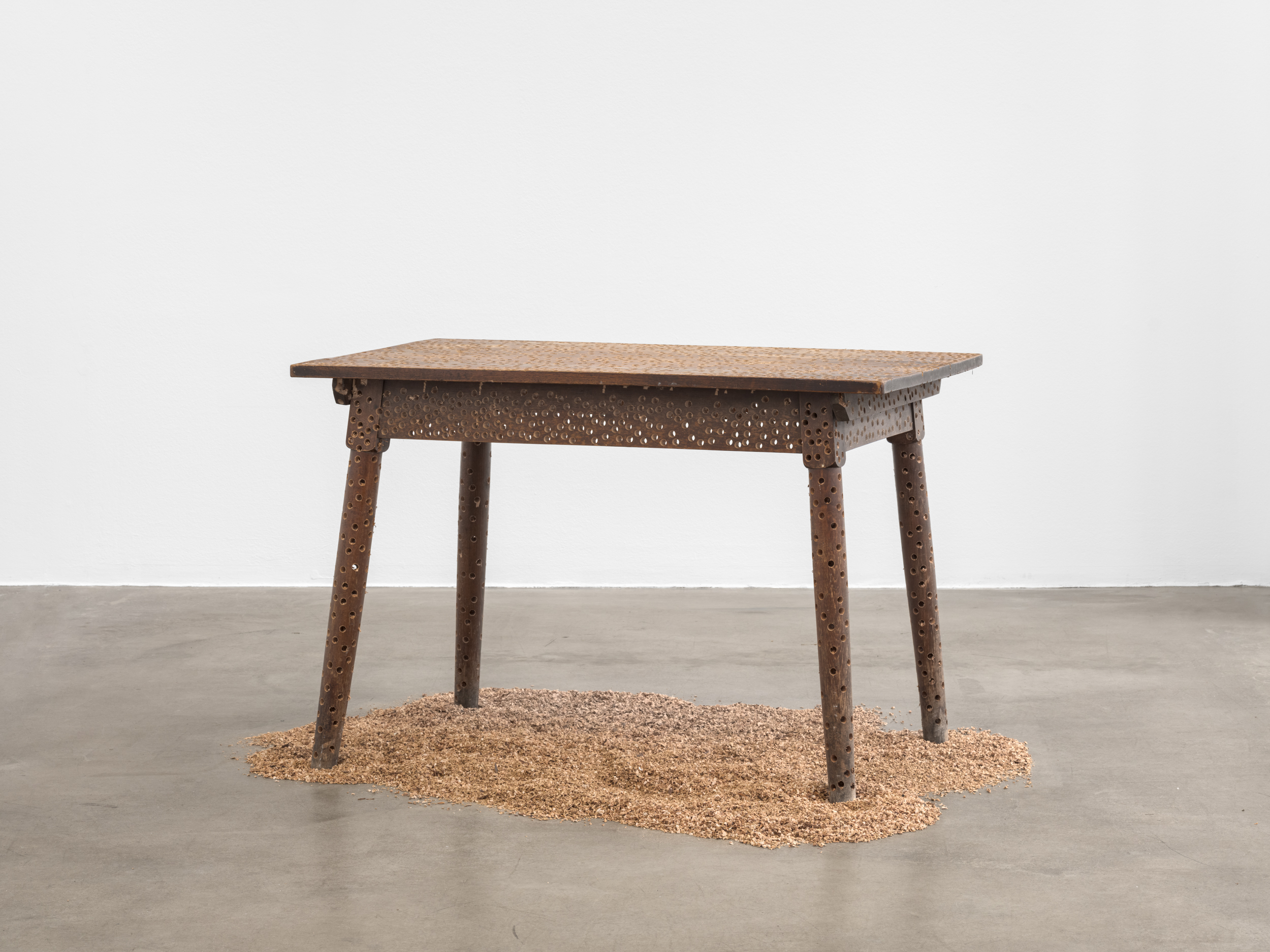  Vincent Scheers, Het kompromis (The Compromise), 2025, modified wood table, 121 x 67 x 76 cm 
