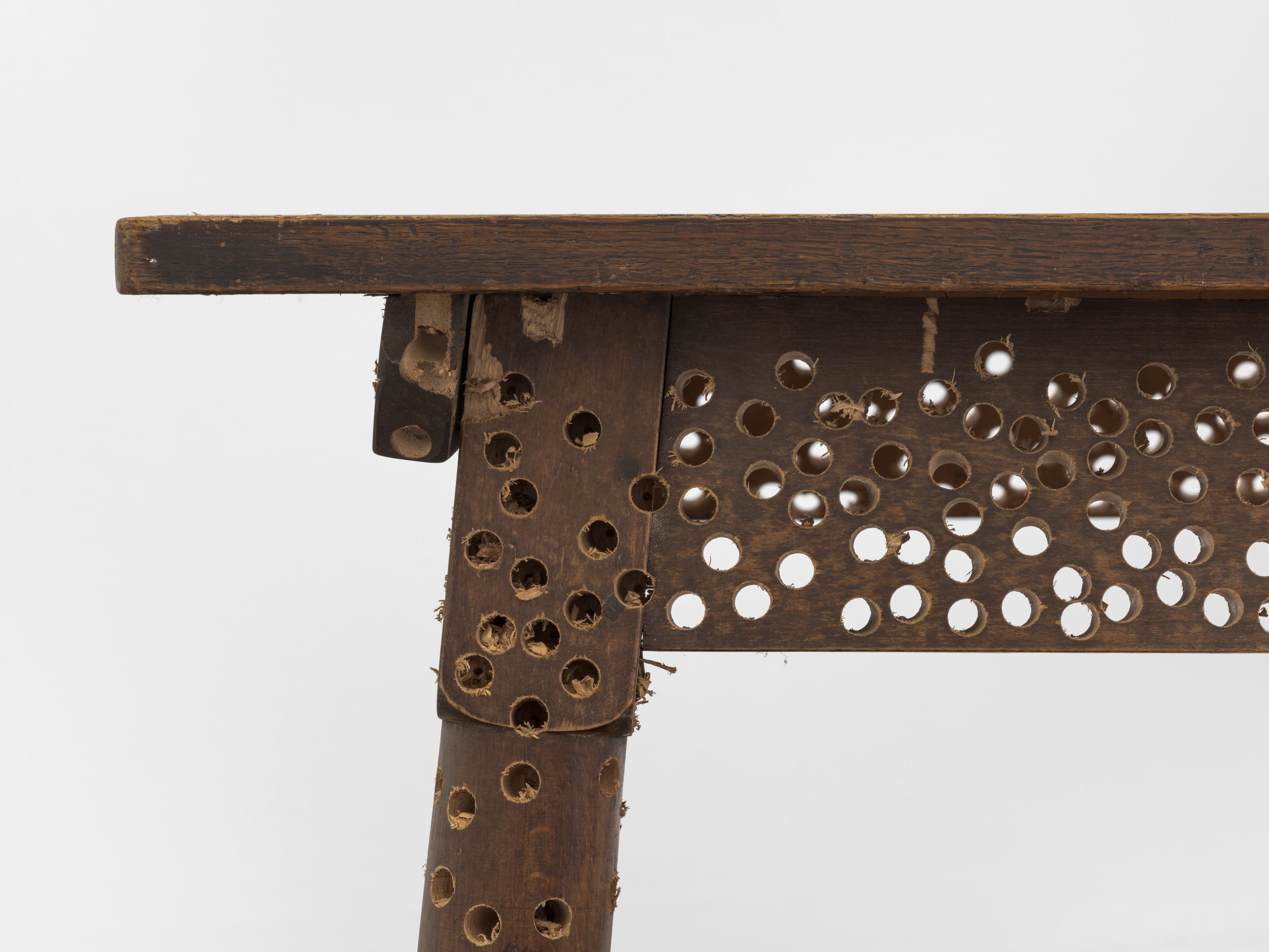  Vincent Scheers, Het kompromis (The Compromise), 2025, modified wood table, 121 x 67 x 76 cm 