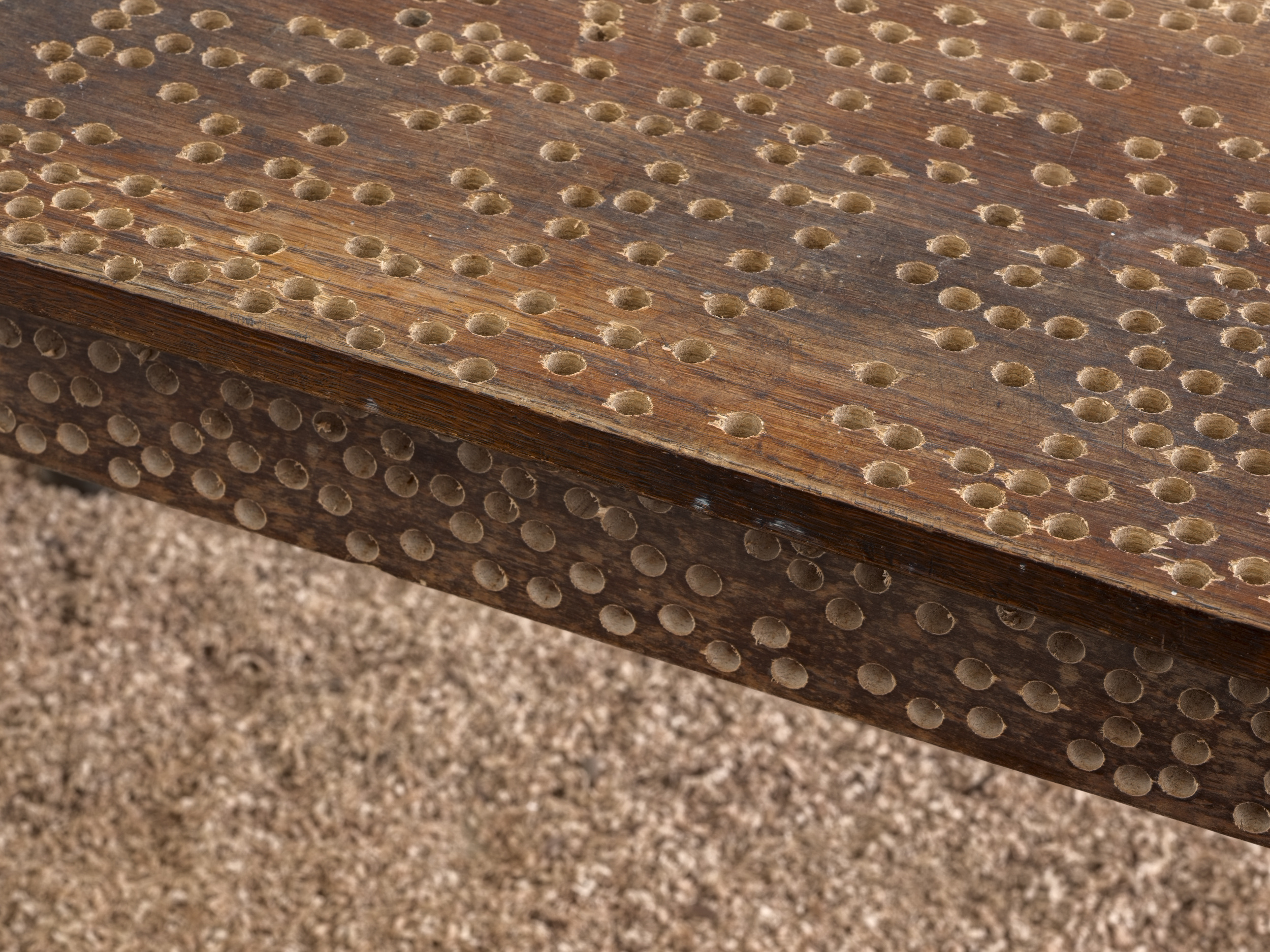  Vincent Scheers, Het kompromis (The Compromise), 2025, modified wood table, 121 x 67 x 76 cm 