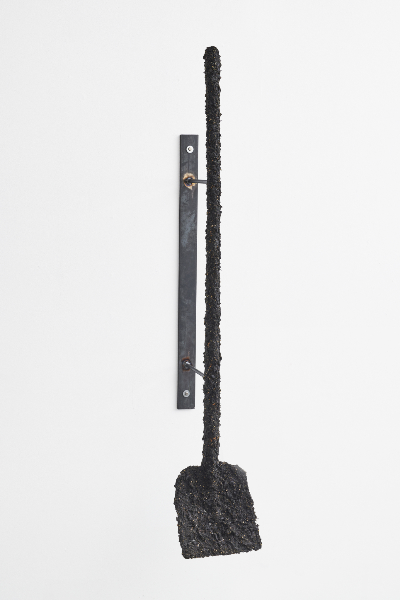Vincent Scheers, Workaholic, 2024, Shovel, soil, laquer, metal, 160 x 25 x 40 cm, courtesy of the artist, Paulina Caspari, Munich, photo by Produktion Pitz