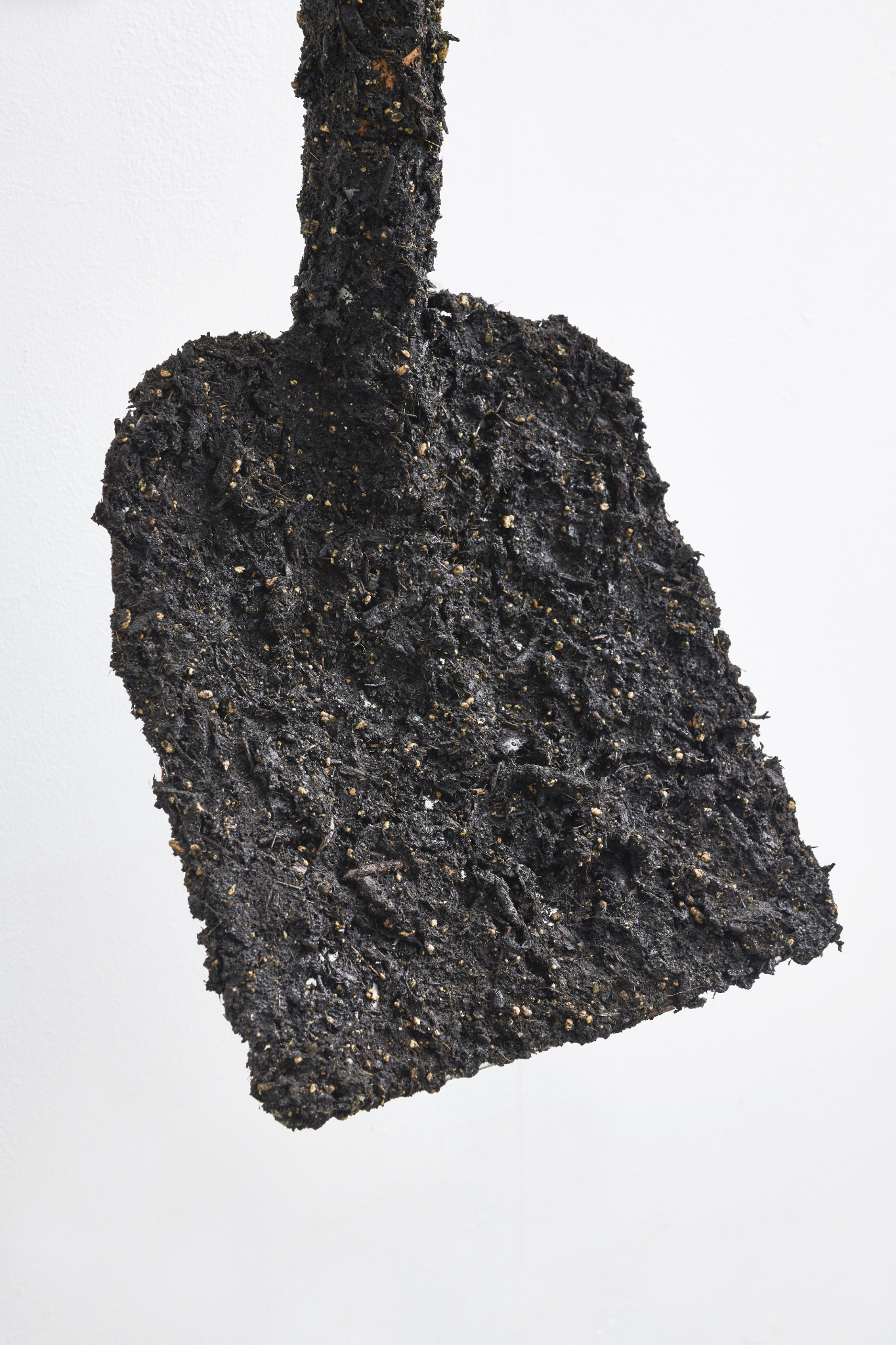 Vincent Scheers, Workaholic, 2024, Shovel, soil, laquer, metal, 160 x 25 x 40 cm, courtesy of the artist, Paulina Caspari, Munich, photo by Produktion Pitz