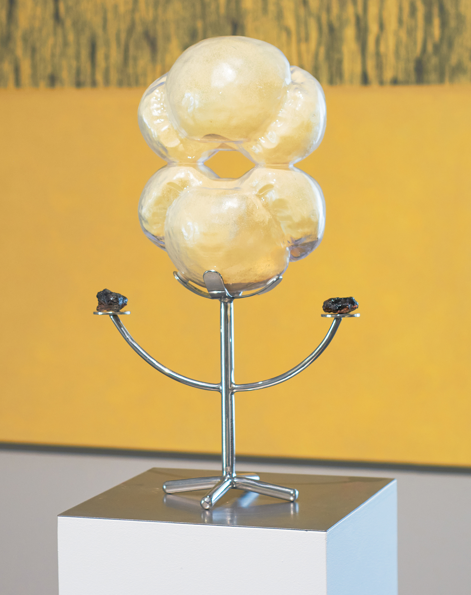 Bipollen de pin sur réceptacle avec bruleurs de résine 25-16 2025 - raw pine pollen, pine resin, resin, steel - 48 x 29 x 15 cm.