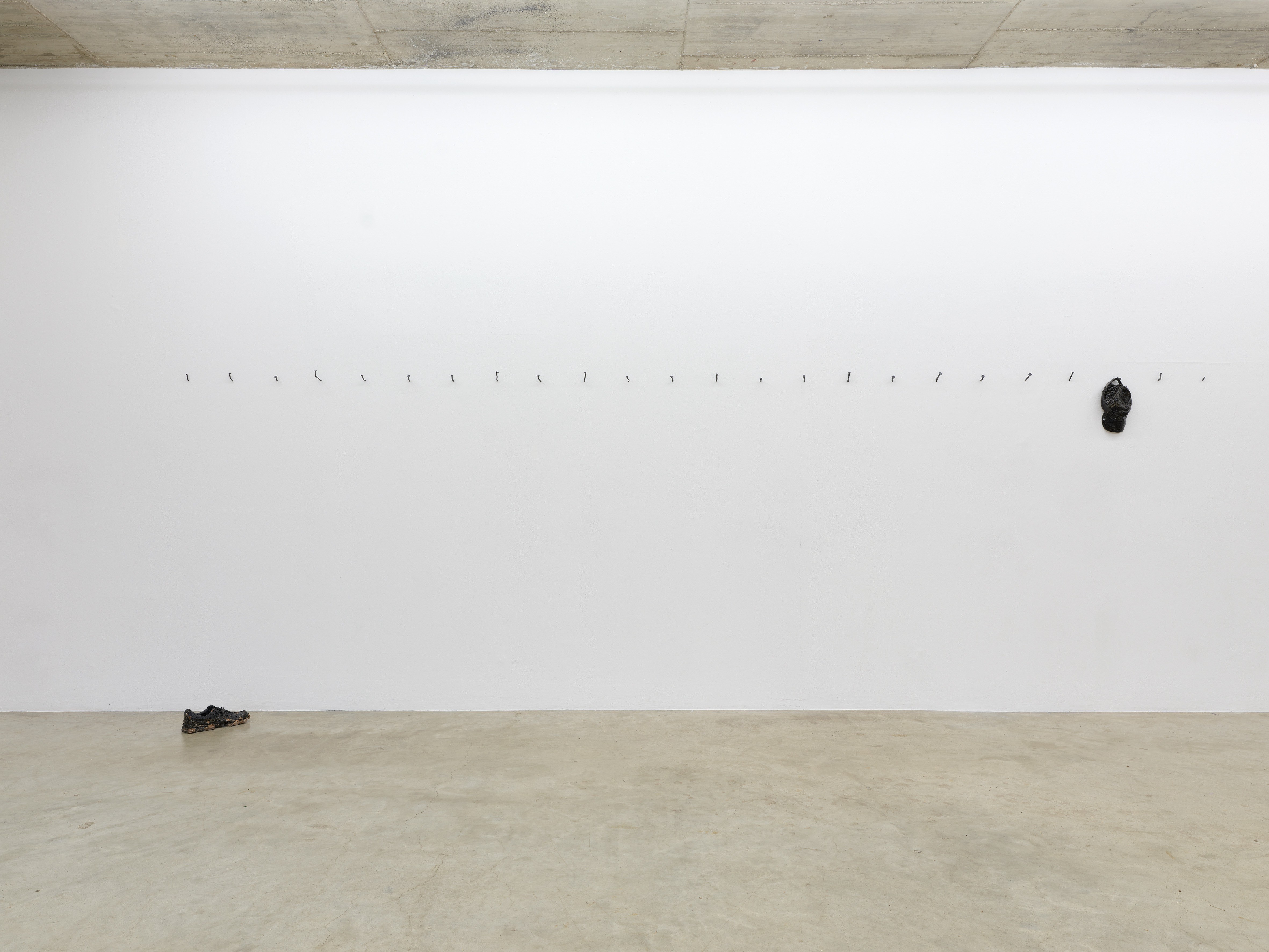 Janis Löhrer, Dirty Trainer (I), 2024; Krumme Nägel, 2024; Schwarze Cap, 2025. Courtesy: the artist and MARTINETZ, Cologne.