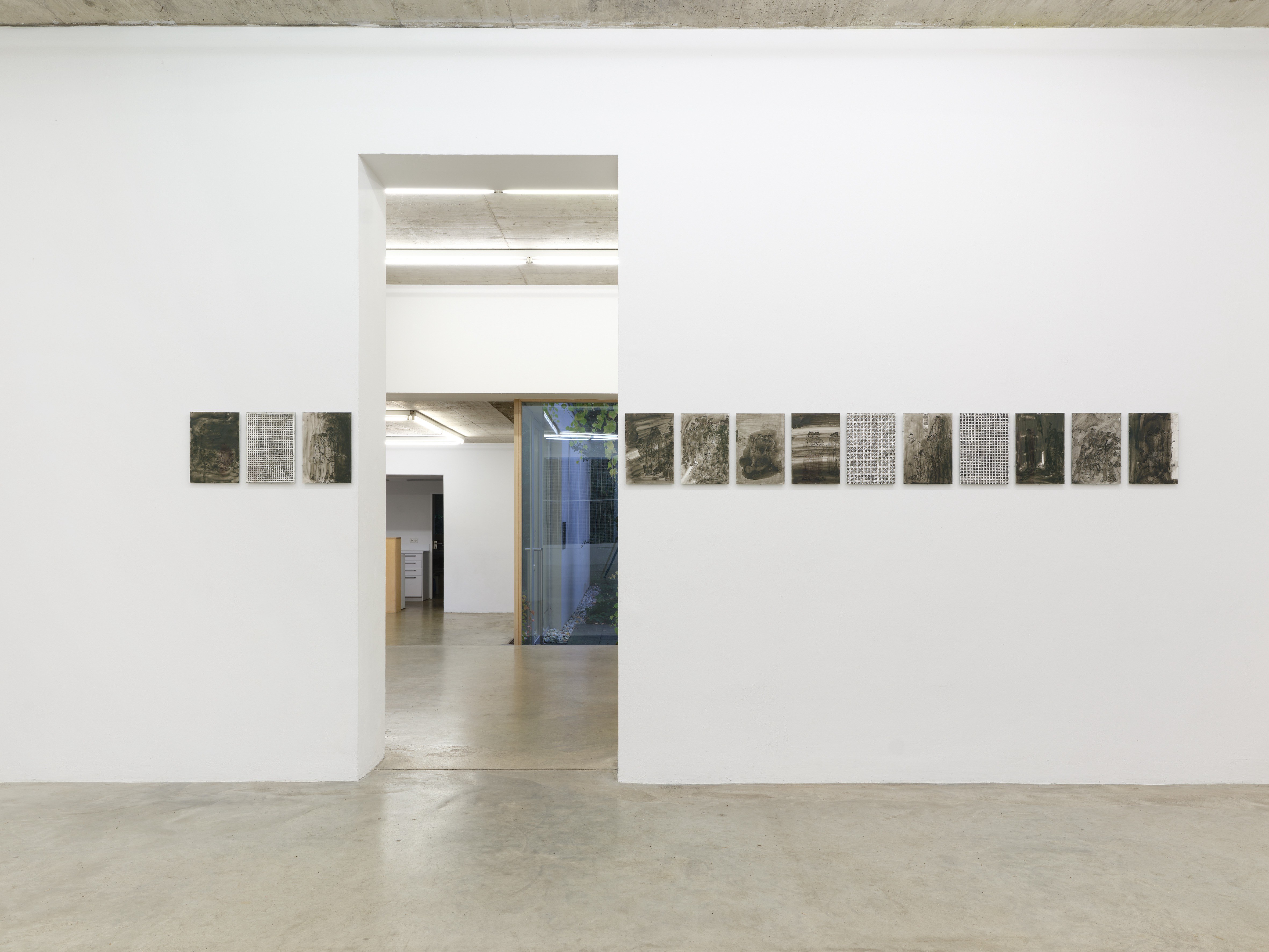 Janis Löhrer, Darkroom (1-10), 2025; Gitter (Hazeran), 2025; Gitter (Industrie), 2025; Gitter (Gewebt), 2025. Courtesy: the artist and MARTINETZ, Cologne.