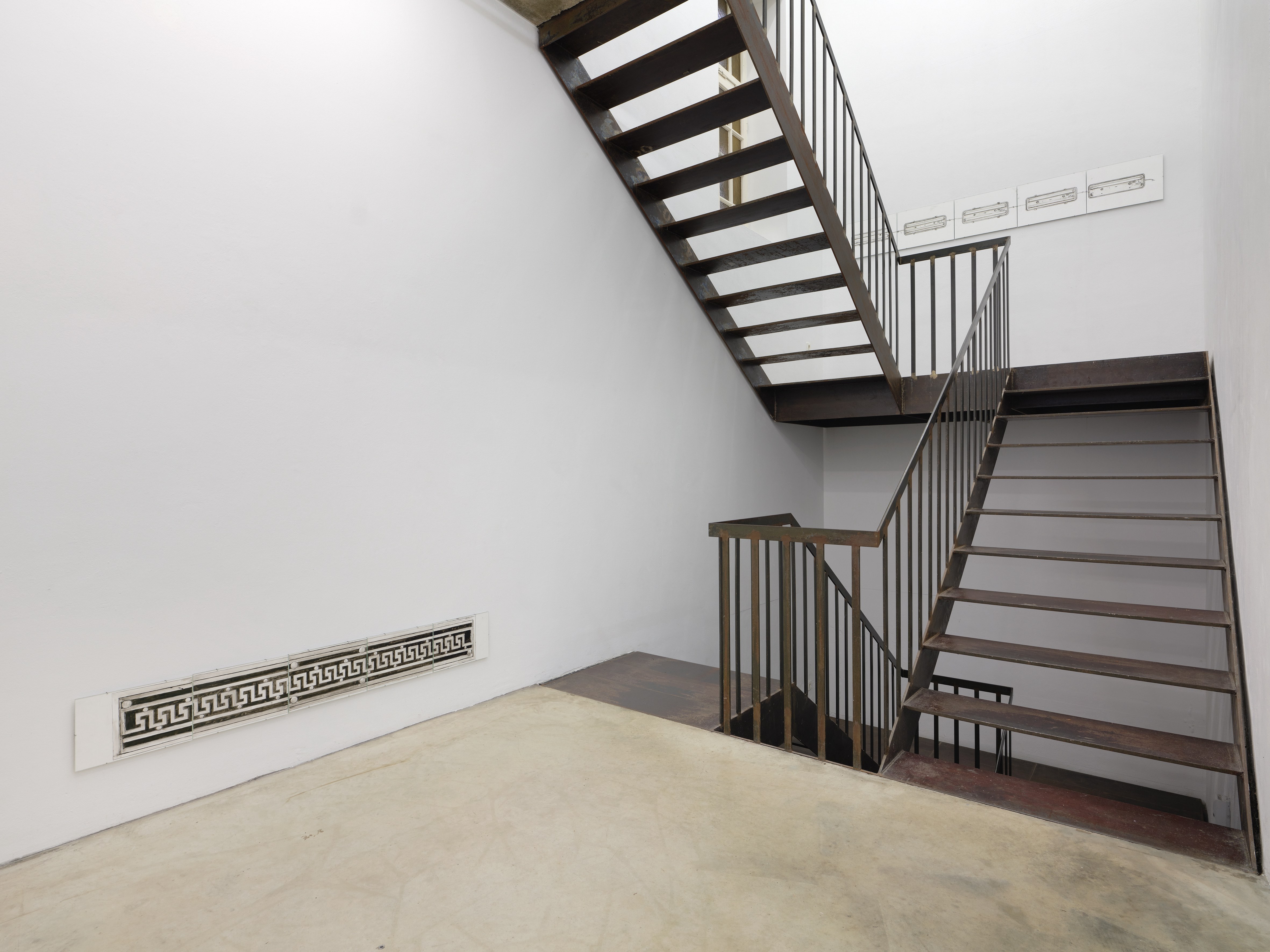 Janis Löhrer, Gitter (Keller), 2025; Feuchtraumlampen, 2025. Courtesy: the artist and MARTINETZ, Cologne.