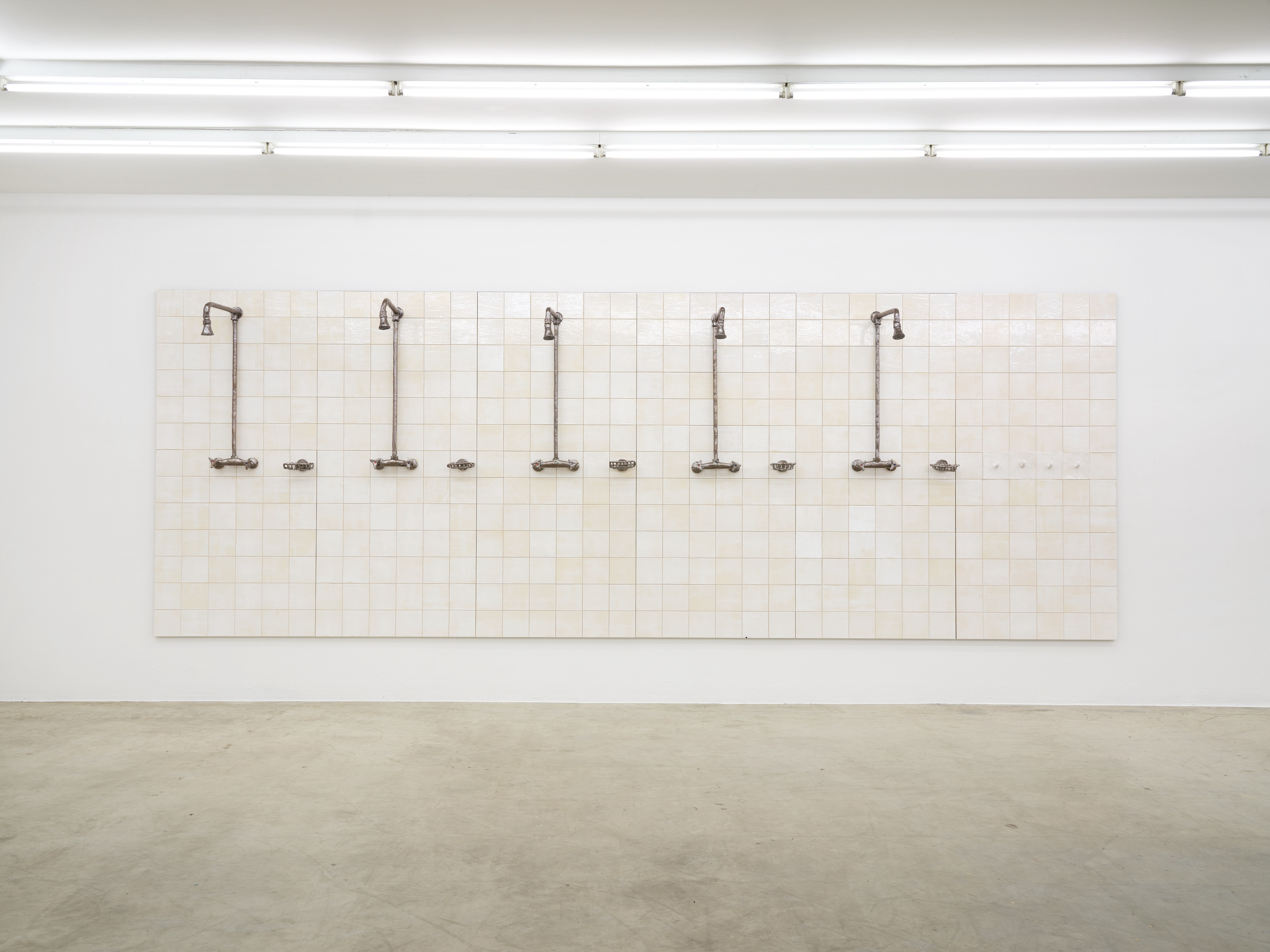 Janis Löhrer, Gemeinschaftsdusche, 2025. Courtesy: the artist and Judith Andreae Galerie, Bonn.