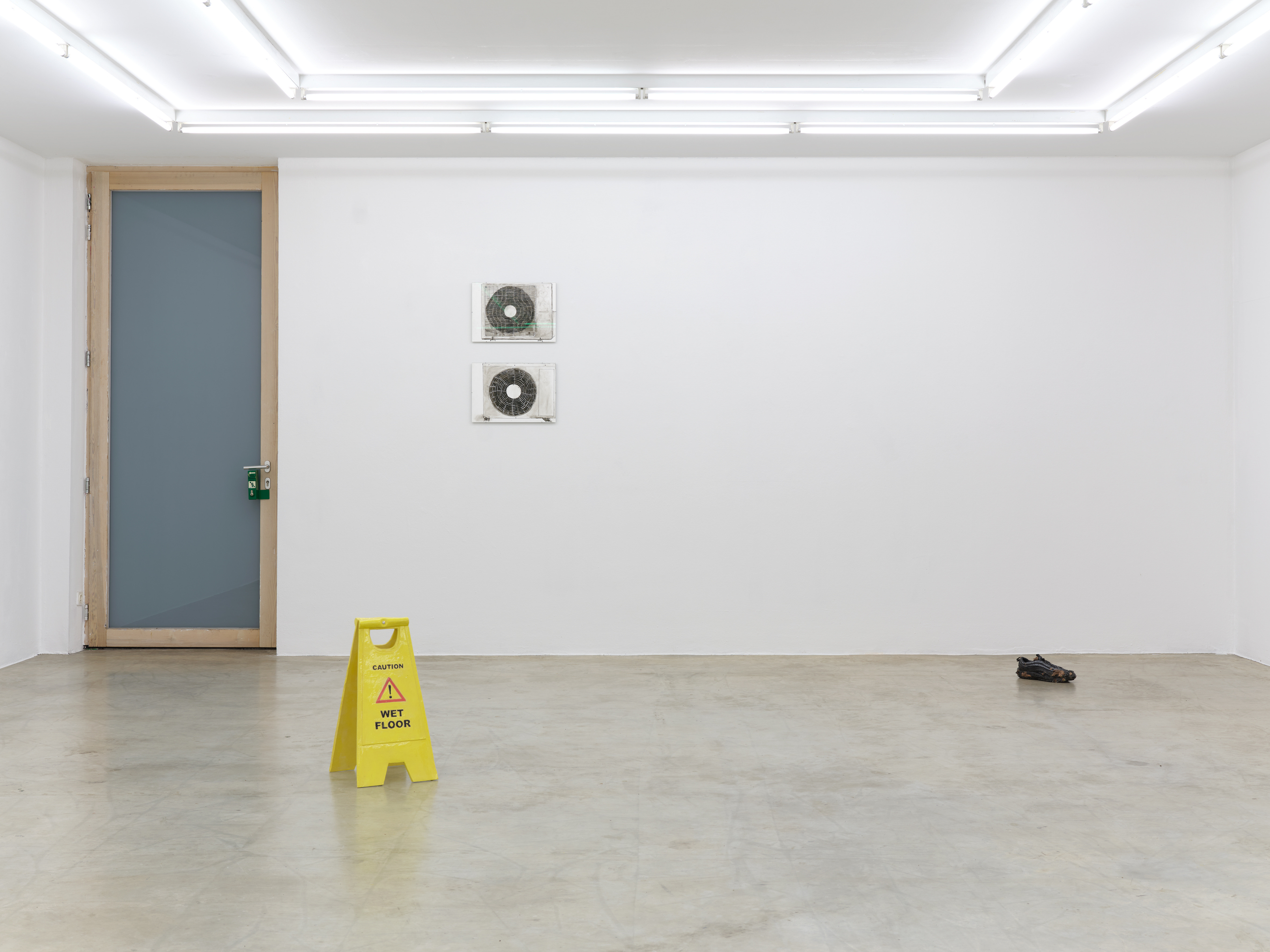 Janis Löhrer, Schild, 2025*; Klimaanlage (Radial), 2025**; Klimaanlage (Ellipse), 2025**; Dirty Trainer (II) 2025**. * Courtesy: the artist and Judith Andreae Galerie, Bonn. ** Courtesy: the artist and MARTINETZ, Cologne.