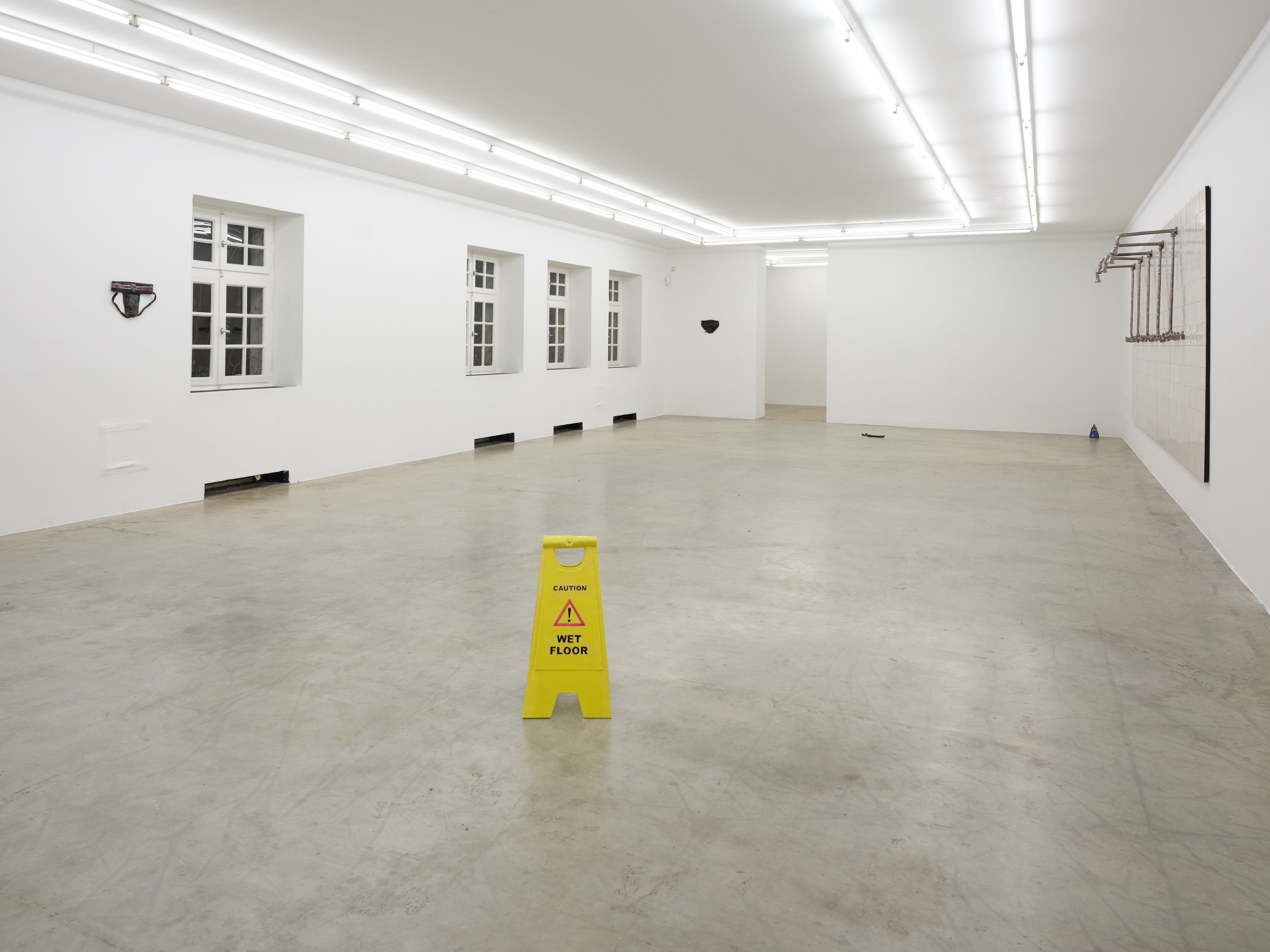 Janis Löhrer, Schwarzer Jockstrap, 2025*; Schild, 2025**; Black Speedo, 2024; Schwarze Socke, 2025*; Hair Tonic, 2024; Gemeinschaftsdusche, 2025**. * Courtesy: the artist and MARTINETZ, Cologne ** Courtesy: the artist and Judith Andreae Galerie, Bonn