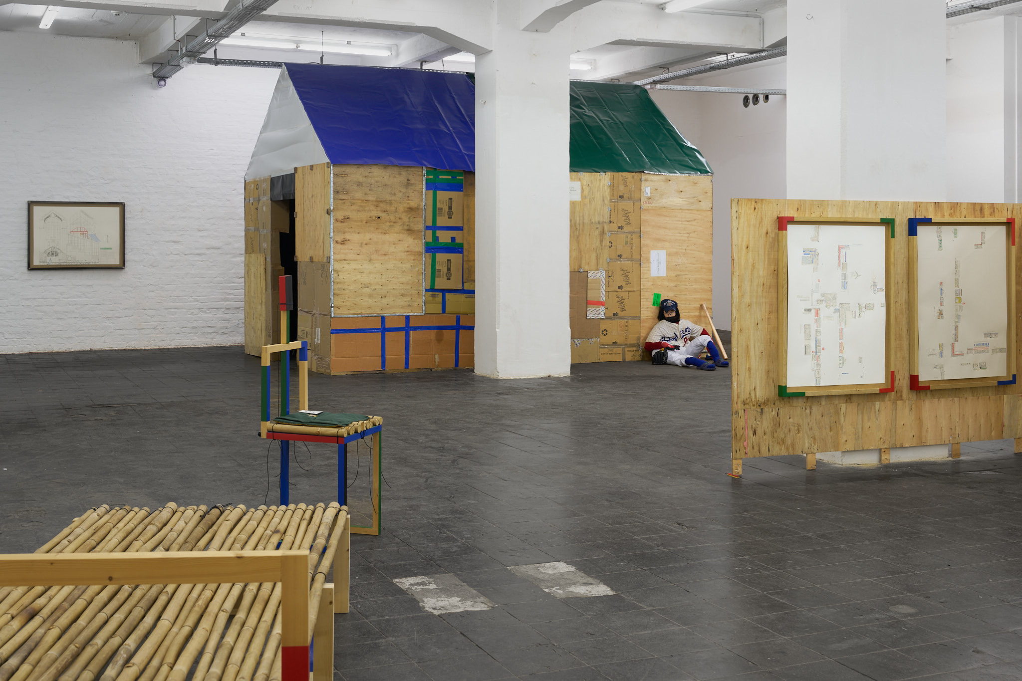 installation view, HUT1 ,2025, holz , cardboard, LKW-Plane, Klebeband, Kistenholz, 460 x 300 x 318 cm