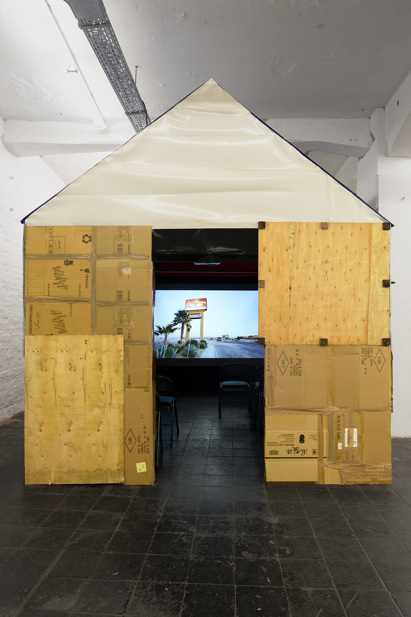 HUT1 ,2025, holz , cardboard, LKW-Plane, Klebeband, Kistenholz, 460 x 300 x 318 cm
