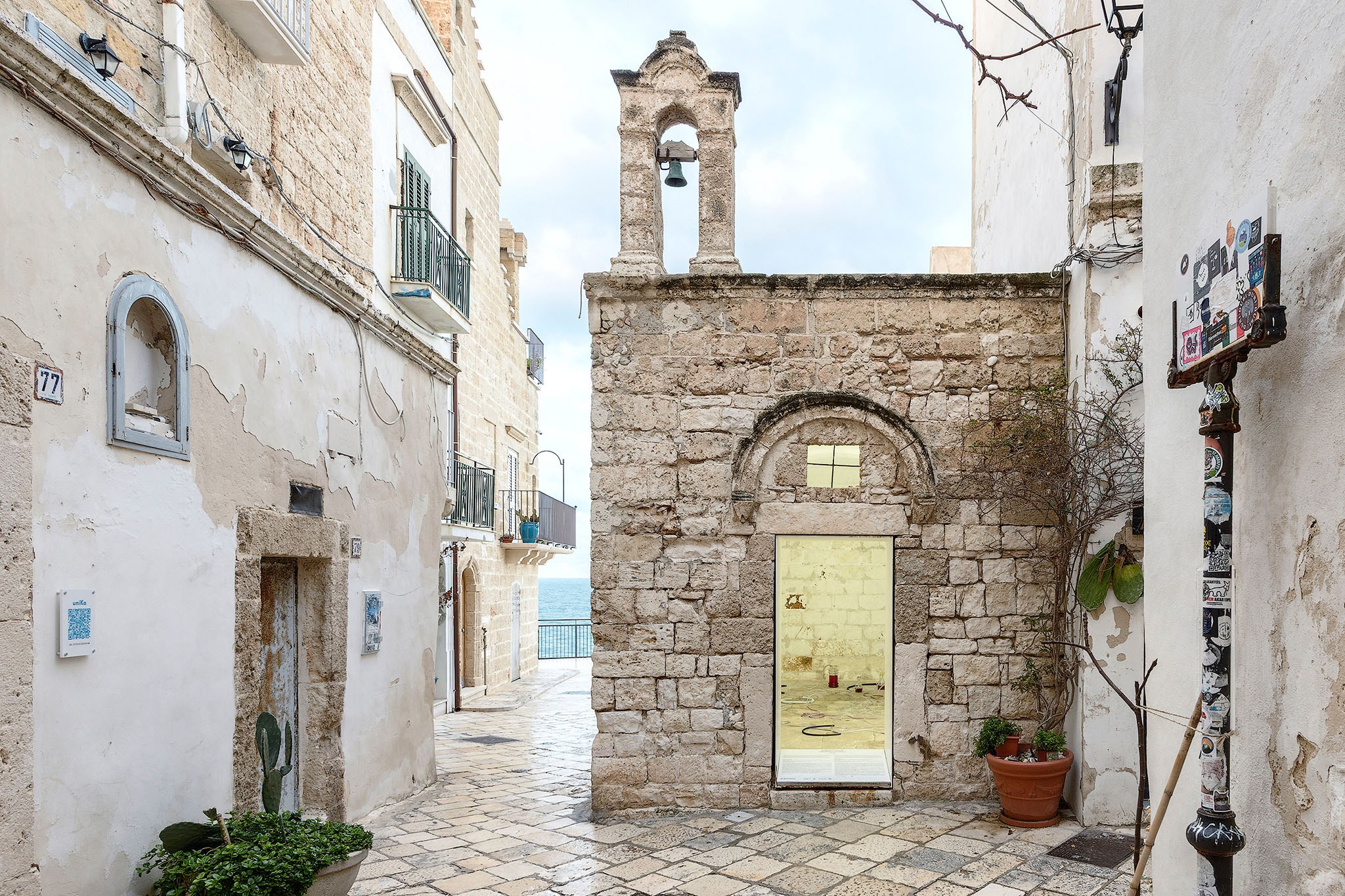 Non è strano che si possa dormire, mentre la luna attraversa il cielo? - Exhibition view