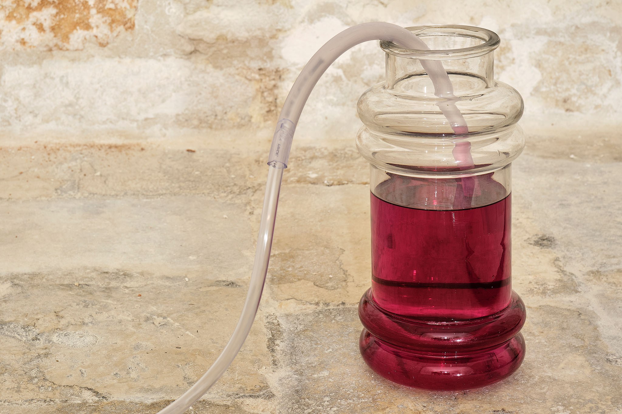 Non è strano che si possa dormire, mentre la luna attraversa il cielo? - Tubes made from various materials, various glass containers, water-soluble Haematoxylon brasiletto extract and water - Exhibition view