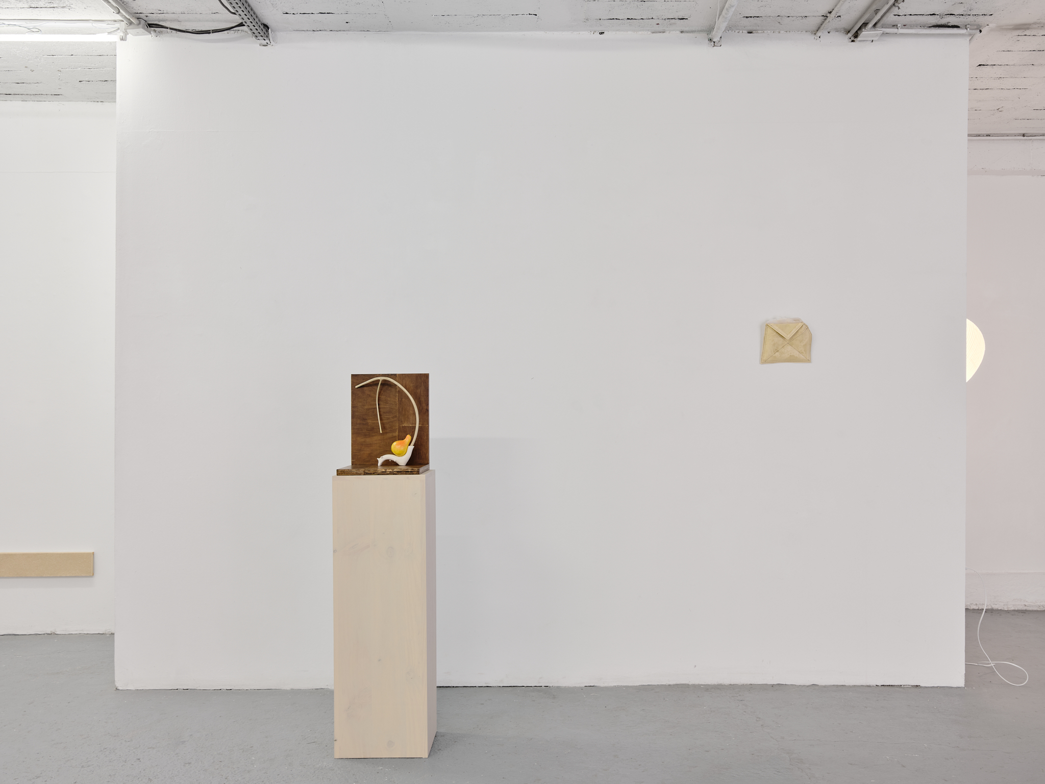 Cake Toppers, vue d'exposition. Audrey Prédhumeau, Wei Libo & Lisa Bravi.