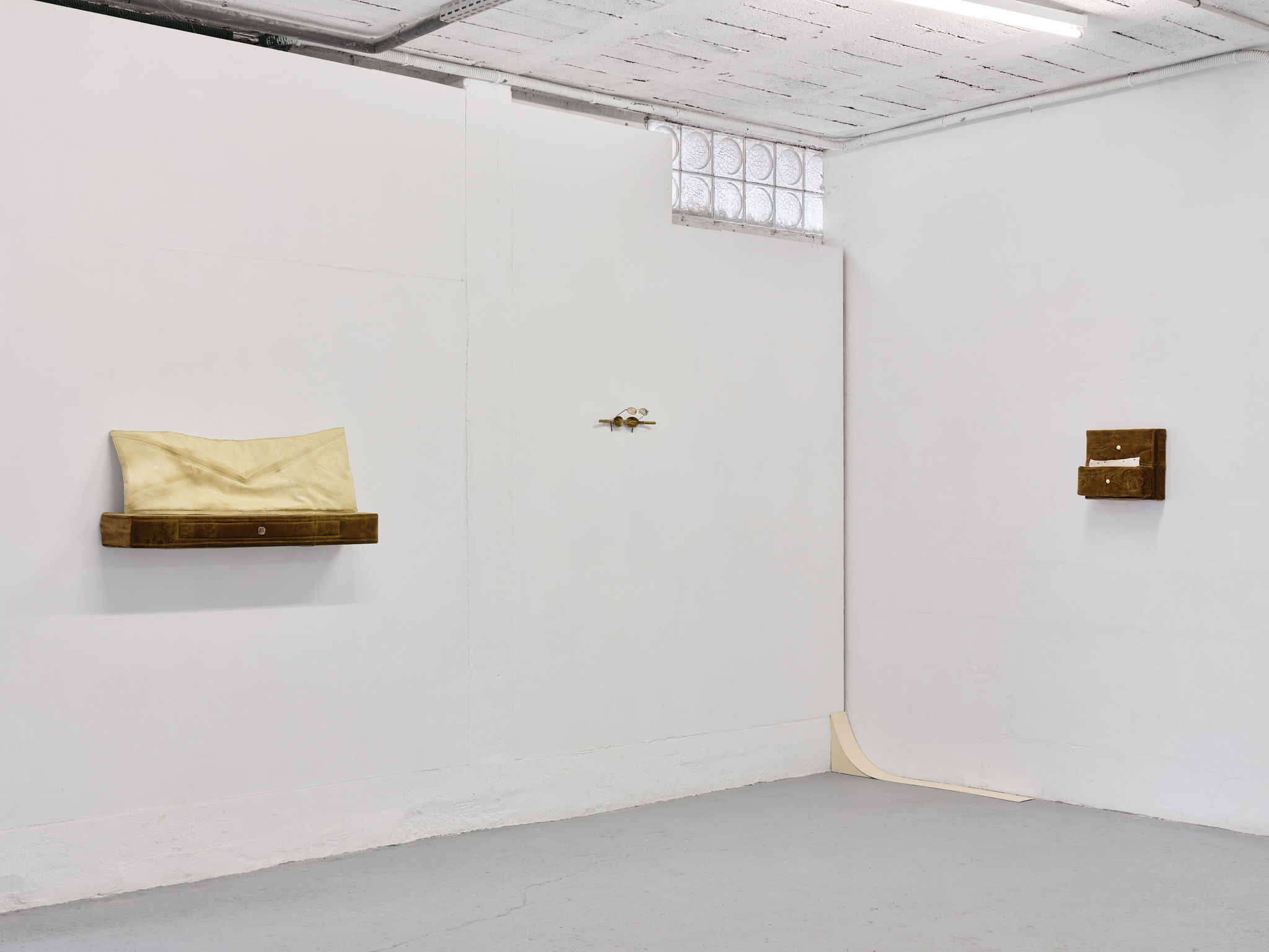 Cake Toppers, vue d'exposition. Lisa Bravi, Ruoxi Jin & Audrey Prédhumeau.