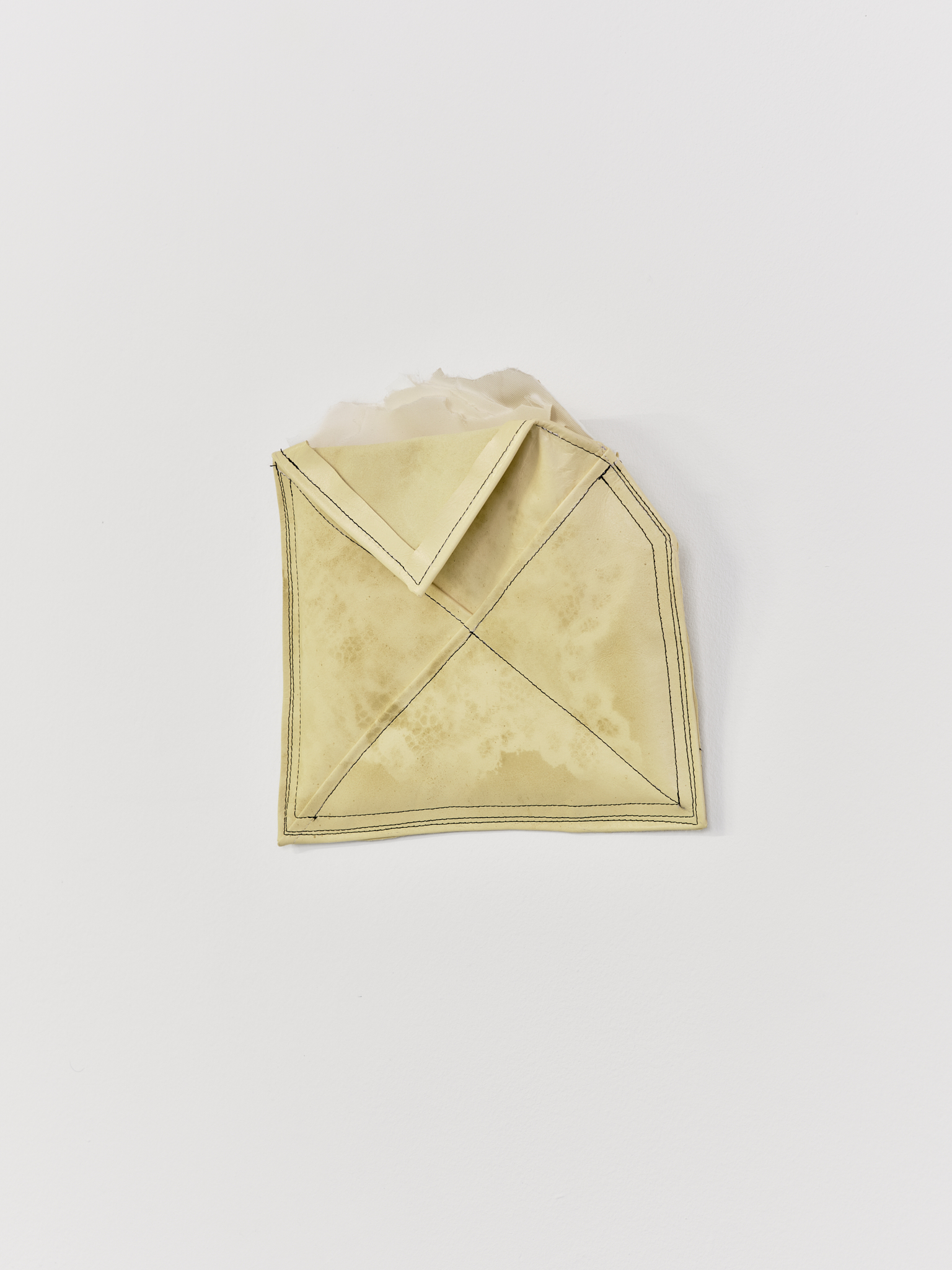 Cake Toppers. Lisa Bravi (détail), Enveloppe (2), 2025.